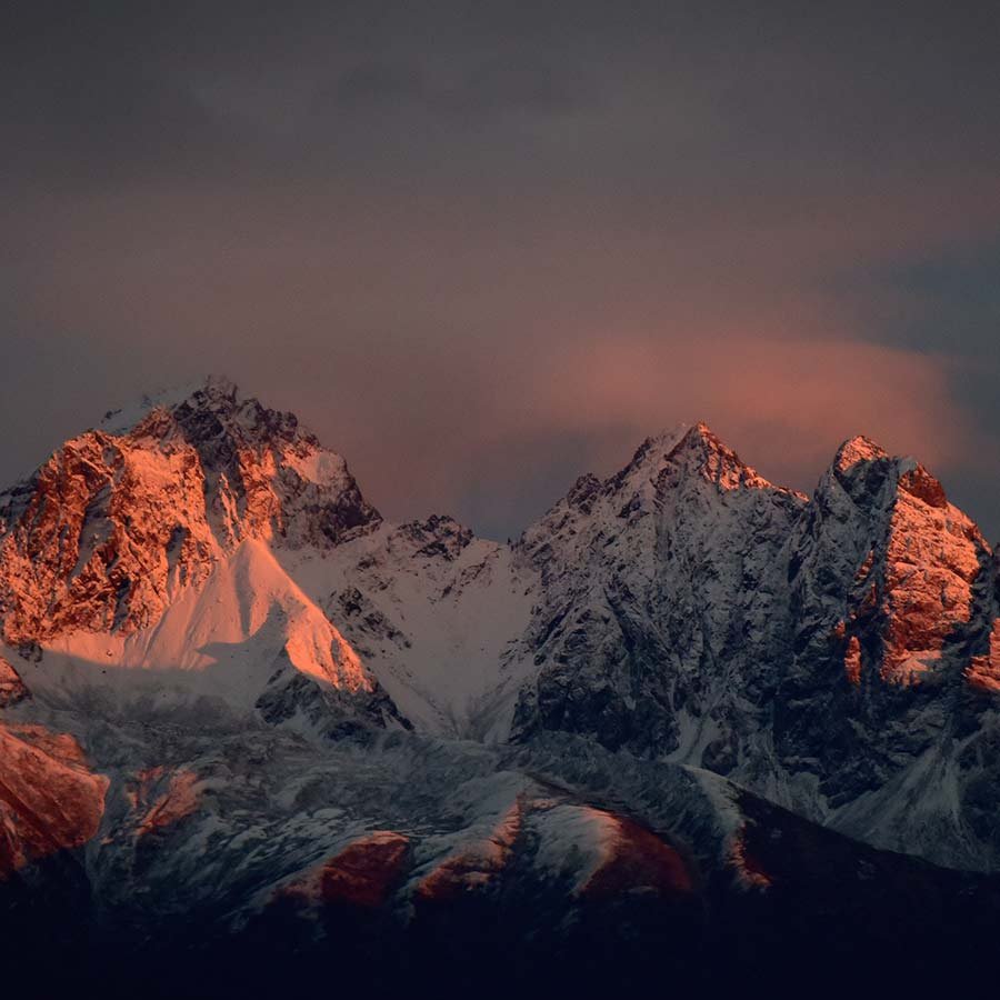 paisaje de montañas necadas