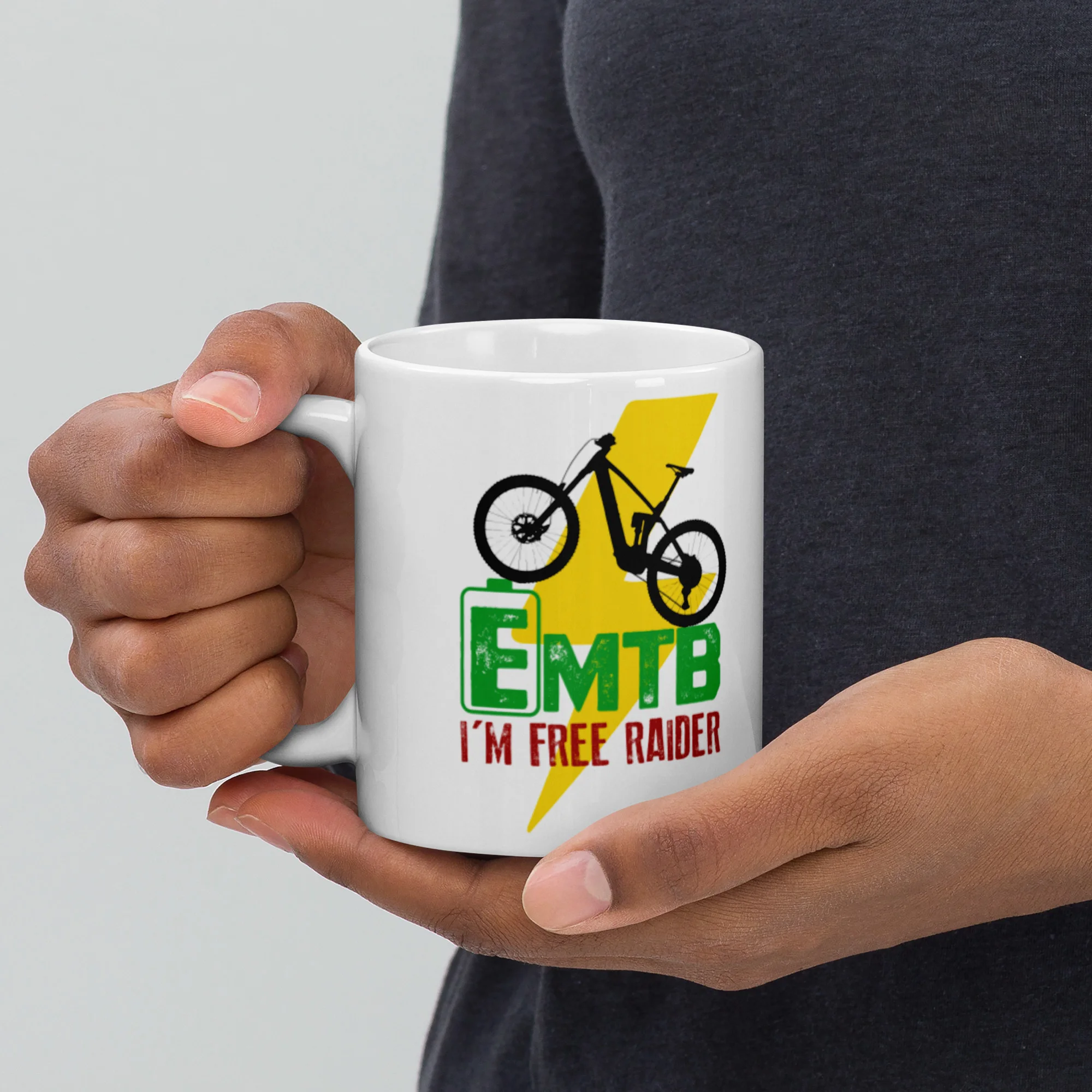 Taza blanca brillo EMTB I'M FREE RAIDER vista manos