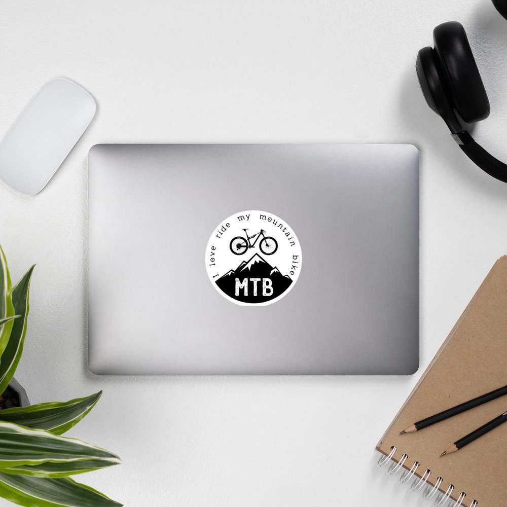 Pegatina I Love Ride My MTB sobre ordenador en escritorio con mouse y auriculares