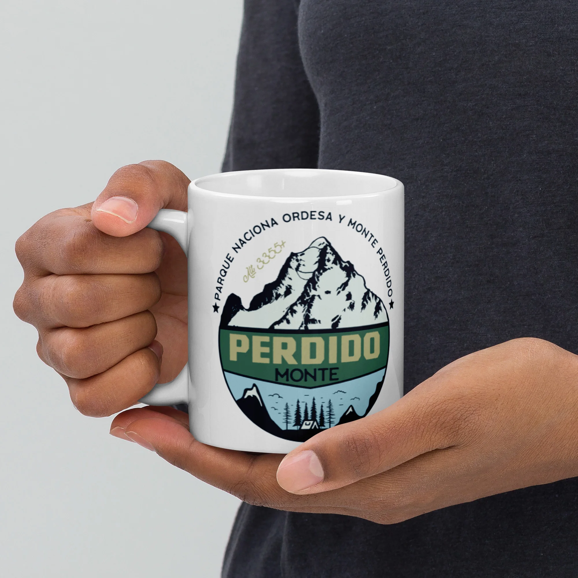 Taza blanca brillo Monte Perdido con manos