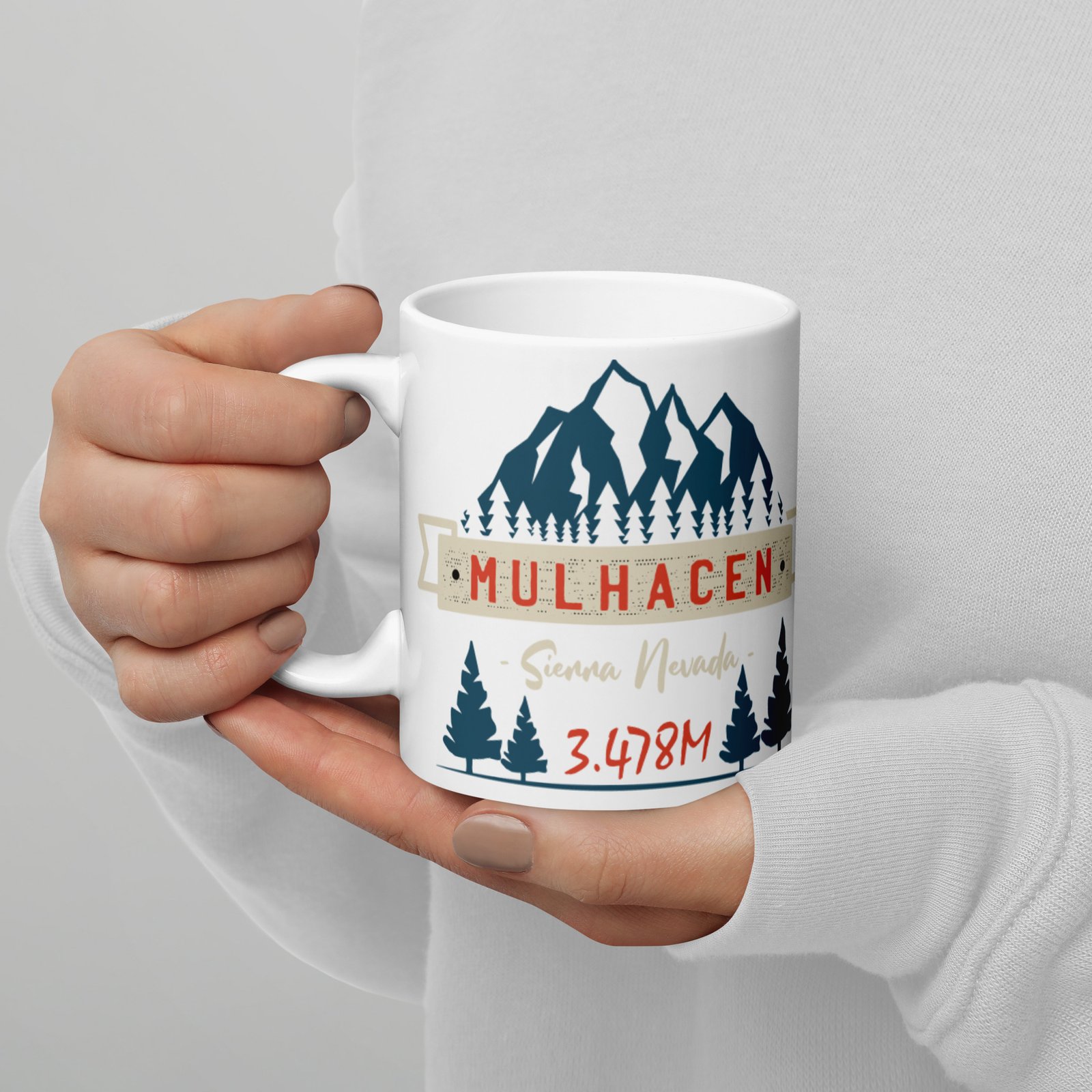 Taza blanca brillo Mulhacén vista manos