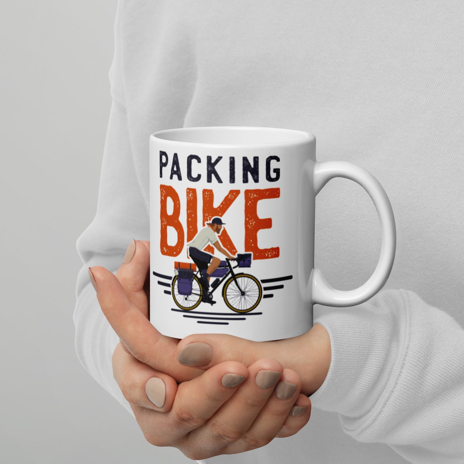 Taza blanca brillo Bike Packing vista manos