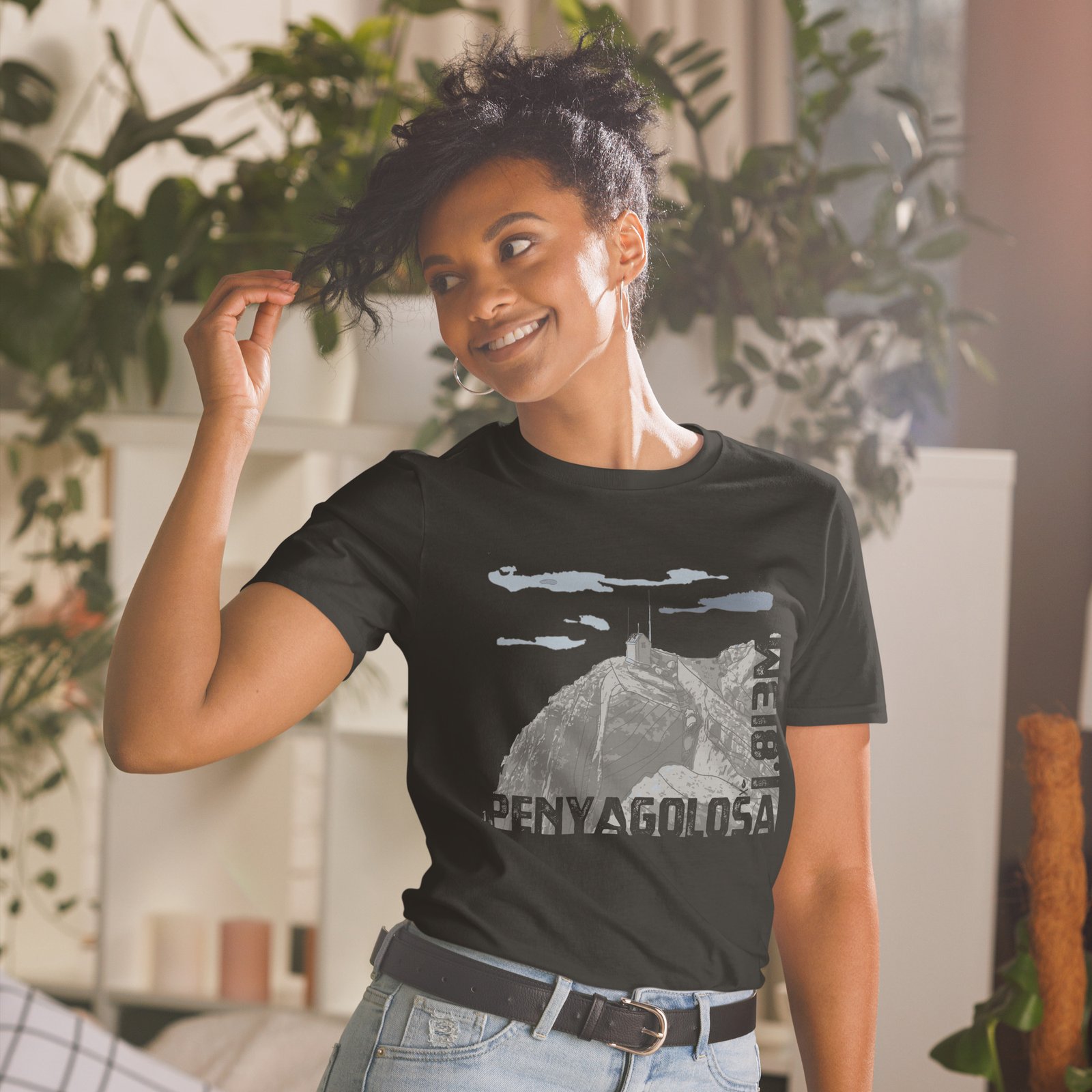 Camiseta negra para mujer con ilustración de la cima del Penyagolosa y su refugio