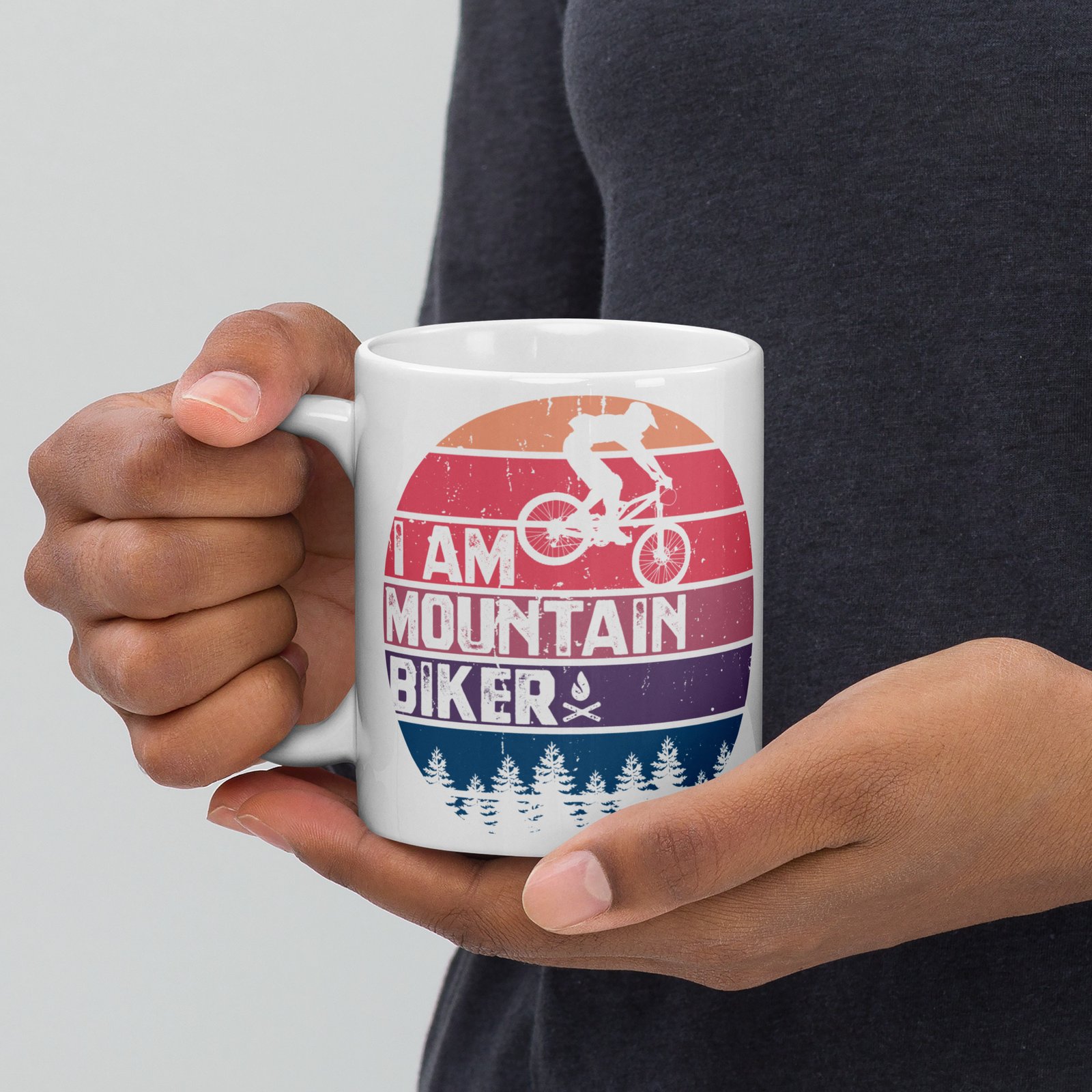 Taza blanca brillo I AM MOUNTAIN BIKER vista manos izquierda
