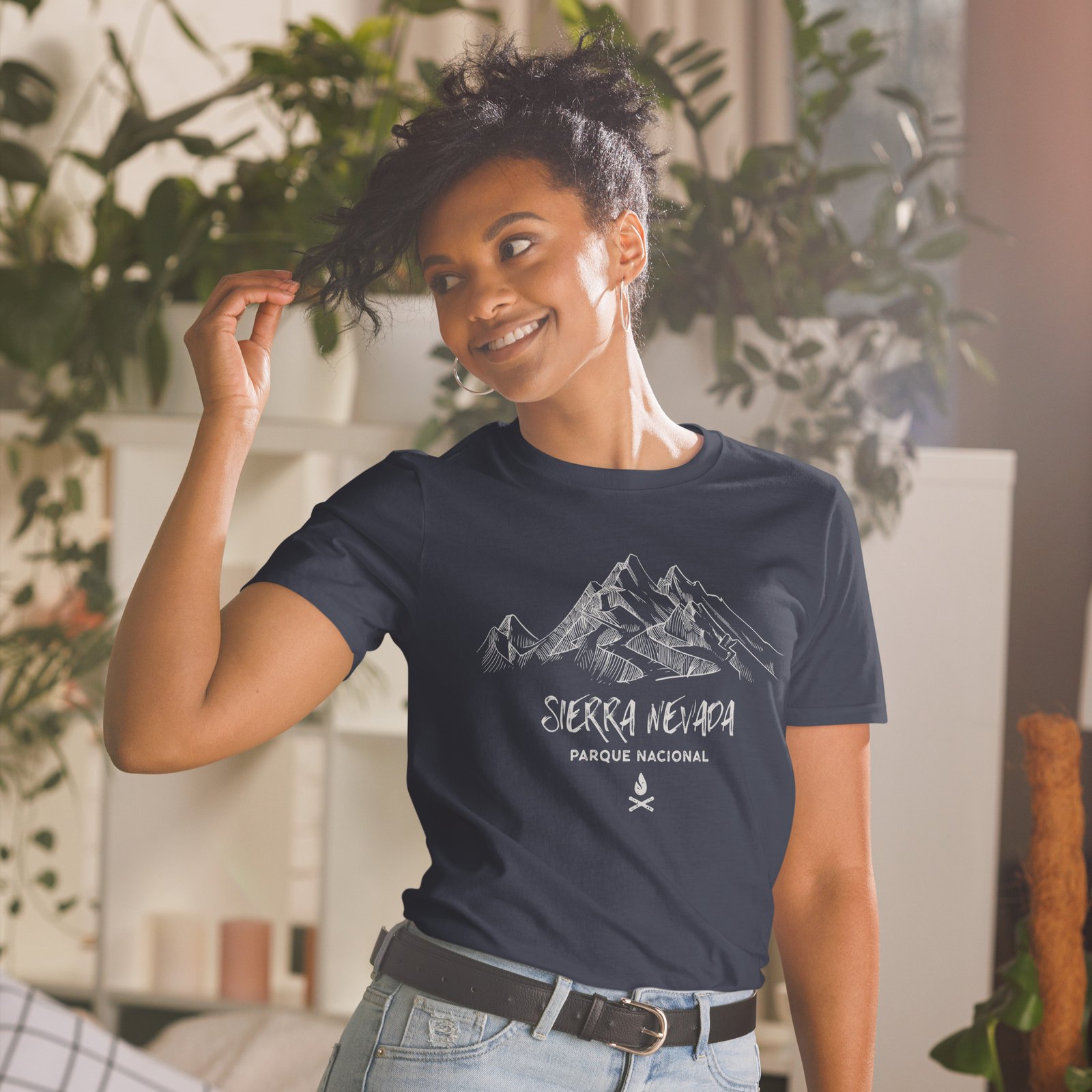 Camiseta azul marino para mujer con la ilustración de Sierra Nevada en gris claro y el texto "SIERRA NEVADA - Parque Natural - Trail-Shirts".