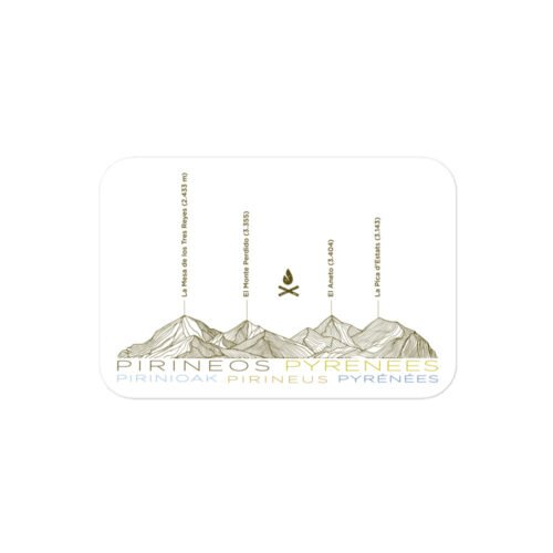 Pegatina de los Pirineos con relieve montañoso sobre fondo blanco.