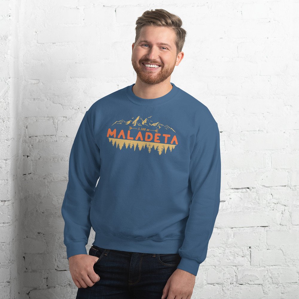 Sudadera Maladeta en azul añil para hombre con ilustración del Pico Maladeta y sus bosques, y texto "MALADETA 3.308 m