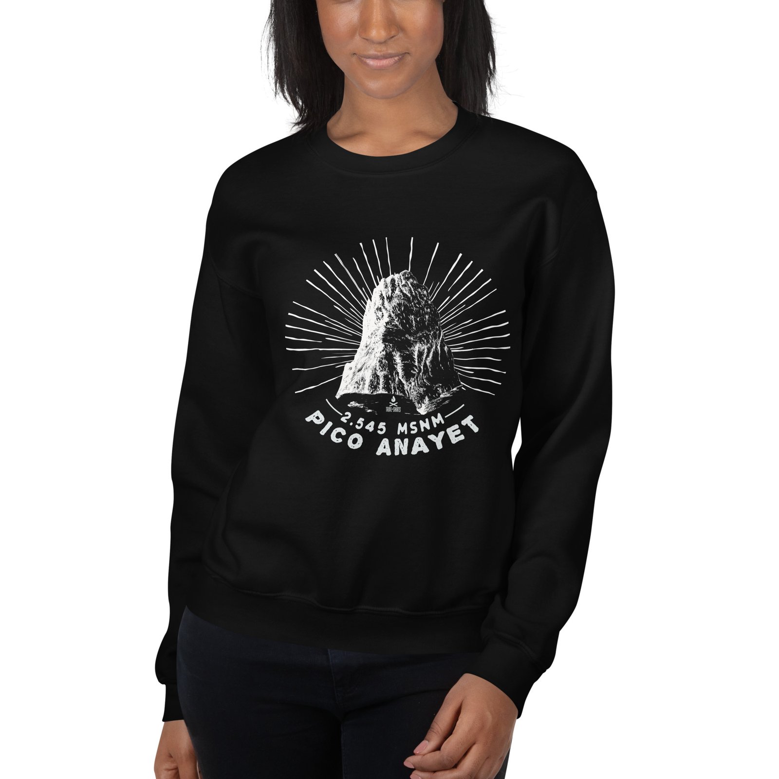 Sudadera para mujer en negro con diseño del pico Anayet, mujer sobre un fondo blanco.