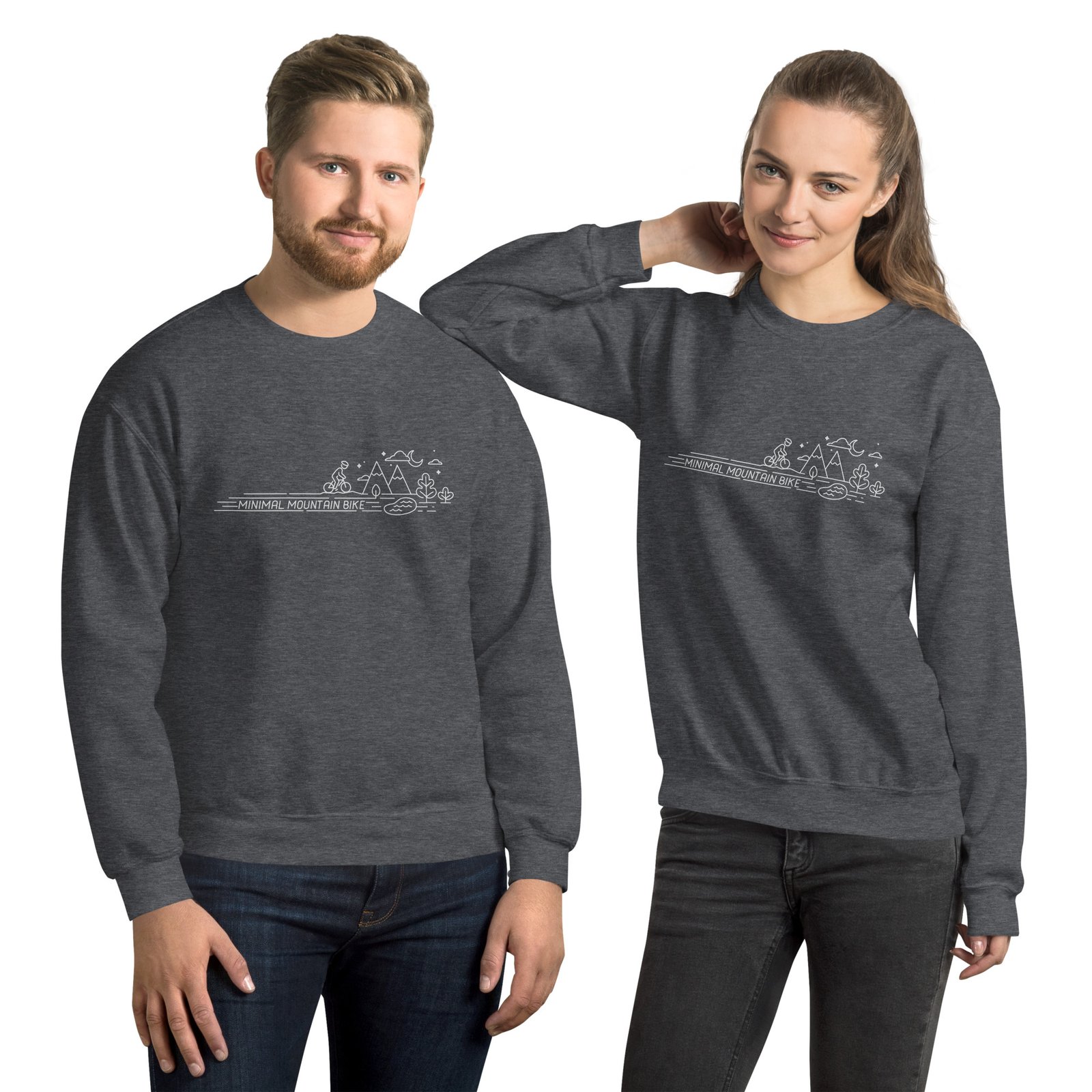 Sudadera minimalista en gris oscuro hombre y mujer con diseño de mountain bike, sudadera sobre fondo blanco.