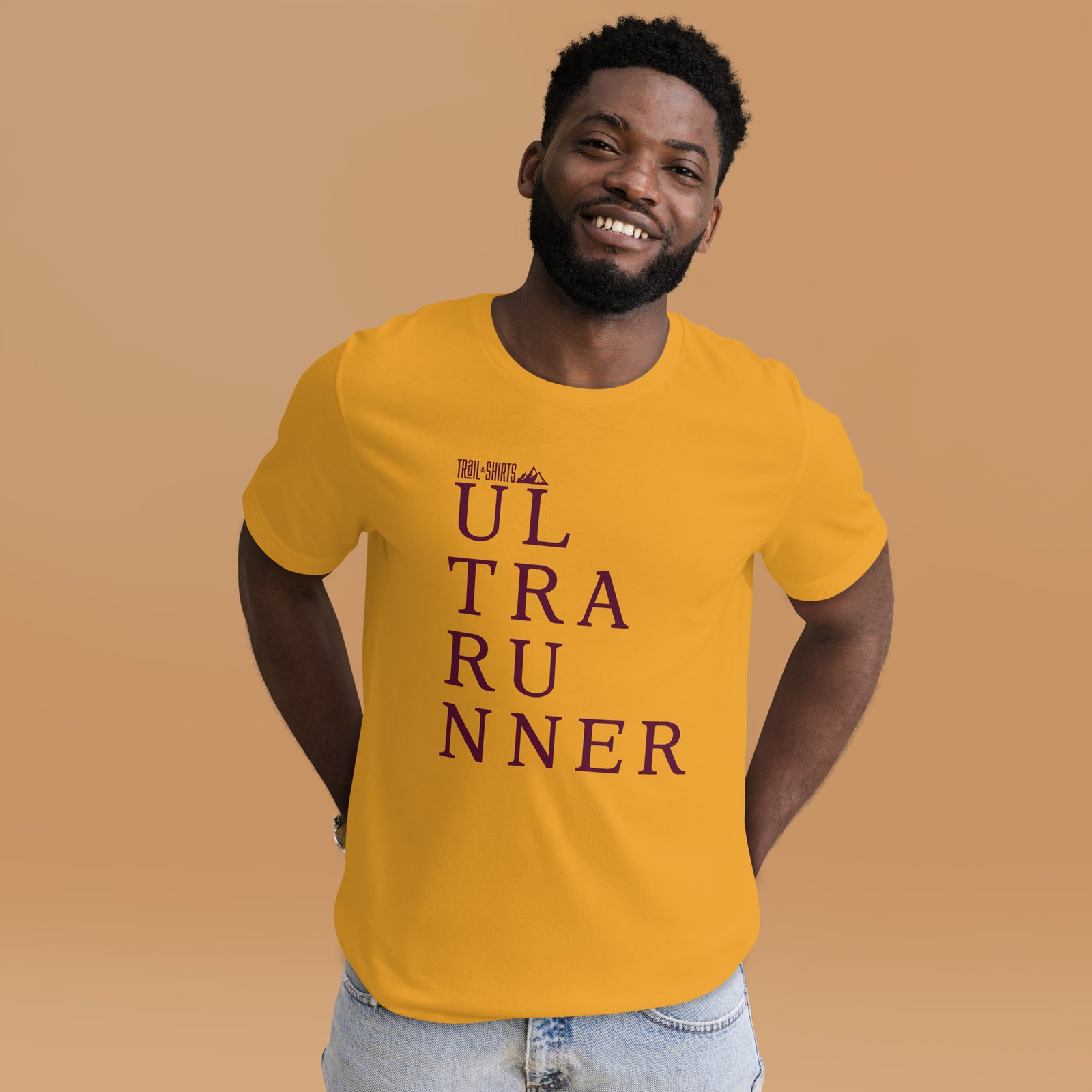 Camiseta mostaza unisex con diseño UL TRA RU NNER en letras grandes, con imagen de corredor de raza negra de cintura hacia arriba
