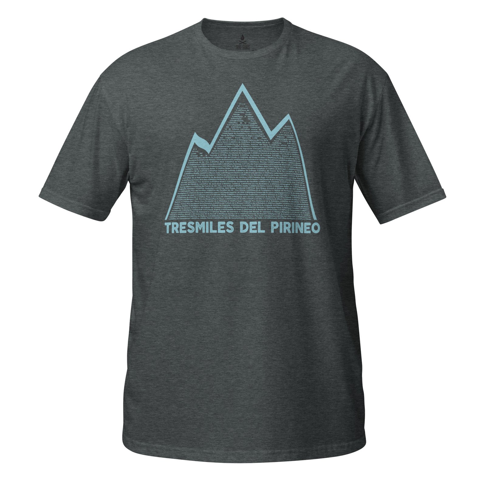 Camiseta gris oscuro con diseño de montaña en azul y texto "TresMiles Del Pirineo" sobre fondo blanco.