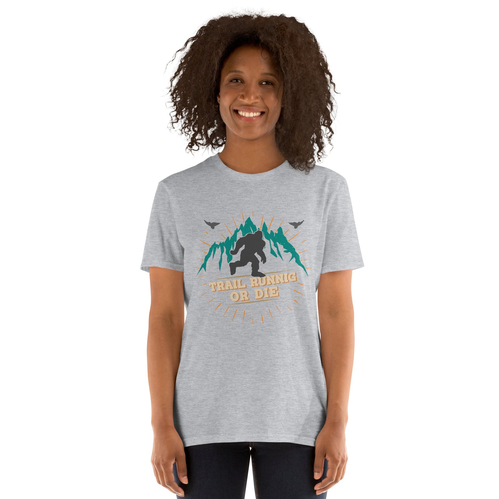 Camiseta gris clara de manga corta para mujer con diseño de yeti en montañas para amantes del trail running. "Trail Running or Die" en la base.