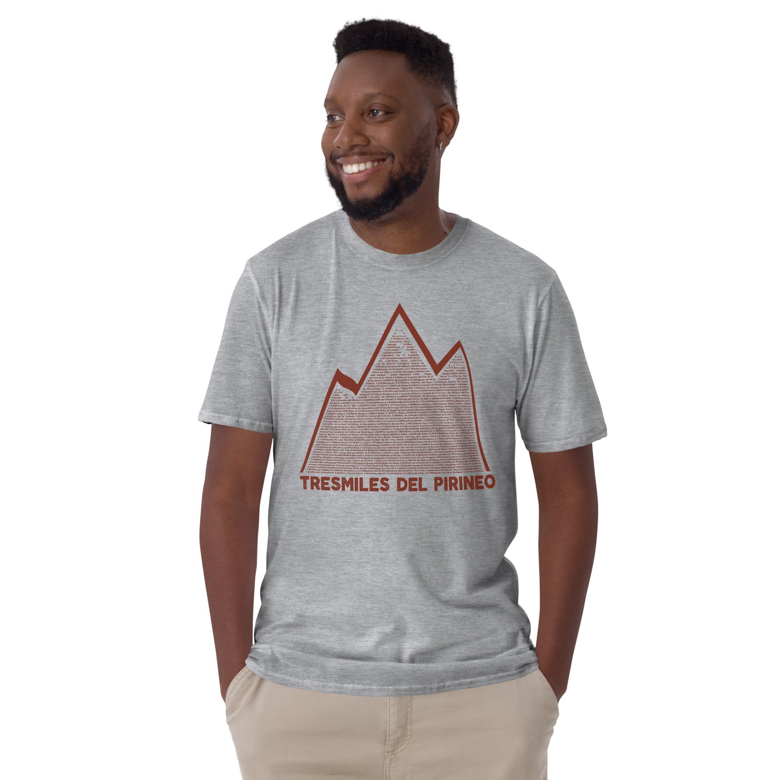 Camiseta gris claro para hombre con la silueta de montaña en gris y texto "TresMiles Del Pirineo" sobre fondo blanco.