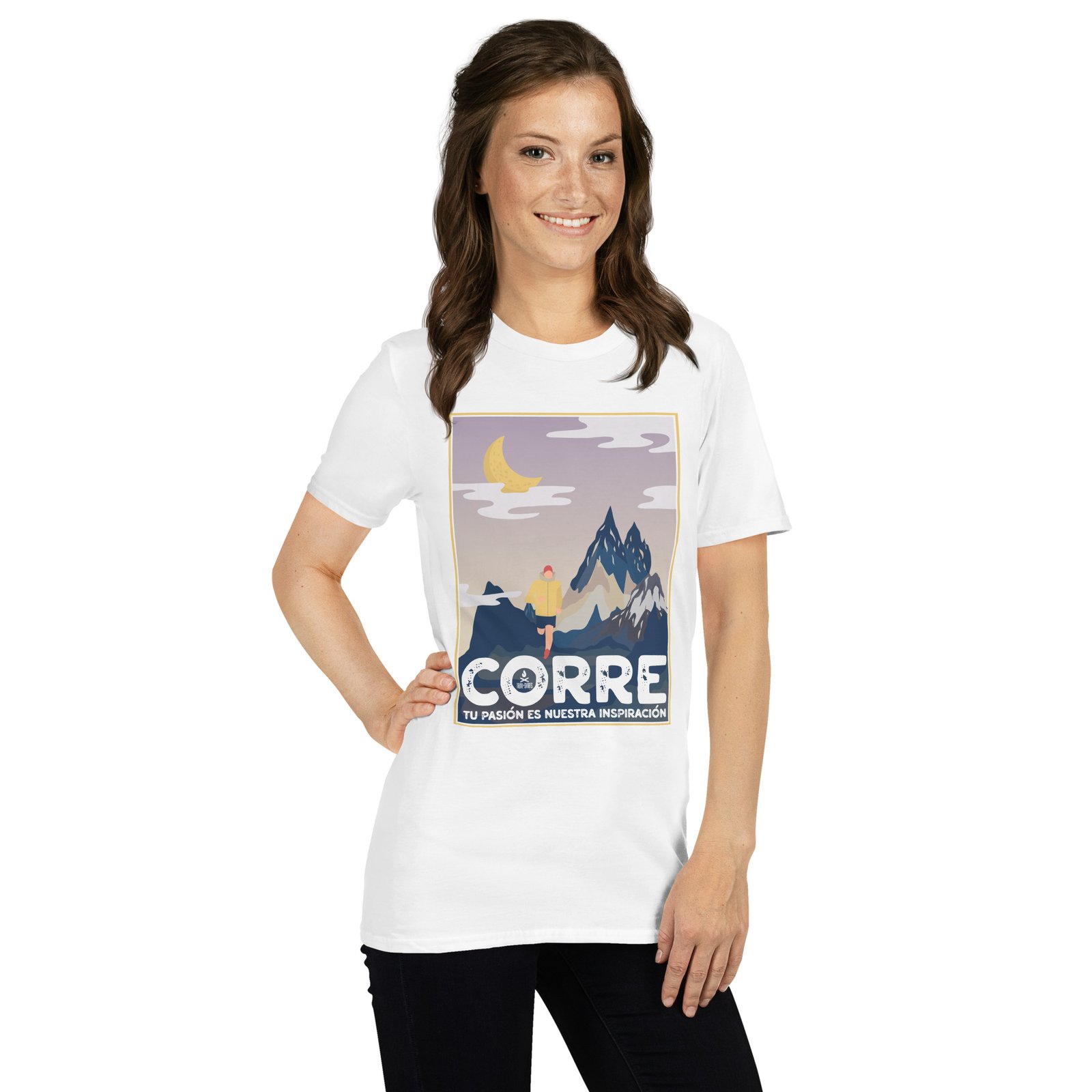 Camiseta blanca para mujer con diseño "CORRE". Elegante y cómoda para corredoras. Tu pasión es nuestra inspiración.