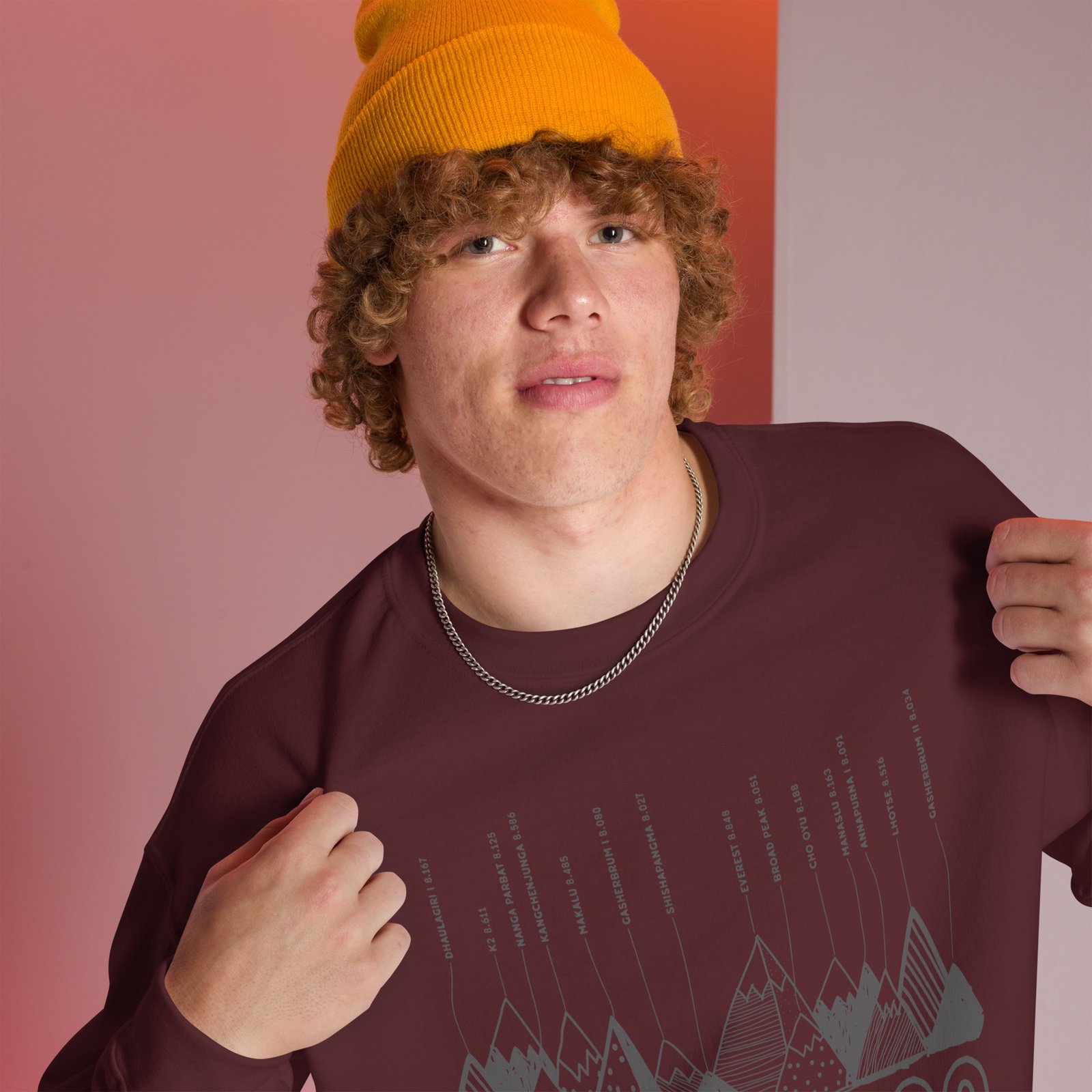 Sudadera hombre rojo granate con diseño 14X8000: ilustración de cadena montañosa en gris oscuro sobre fondo blanco.