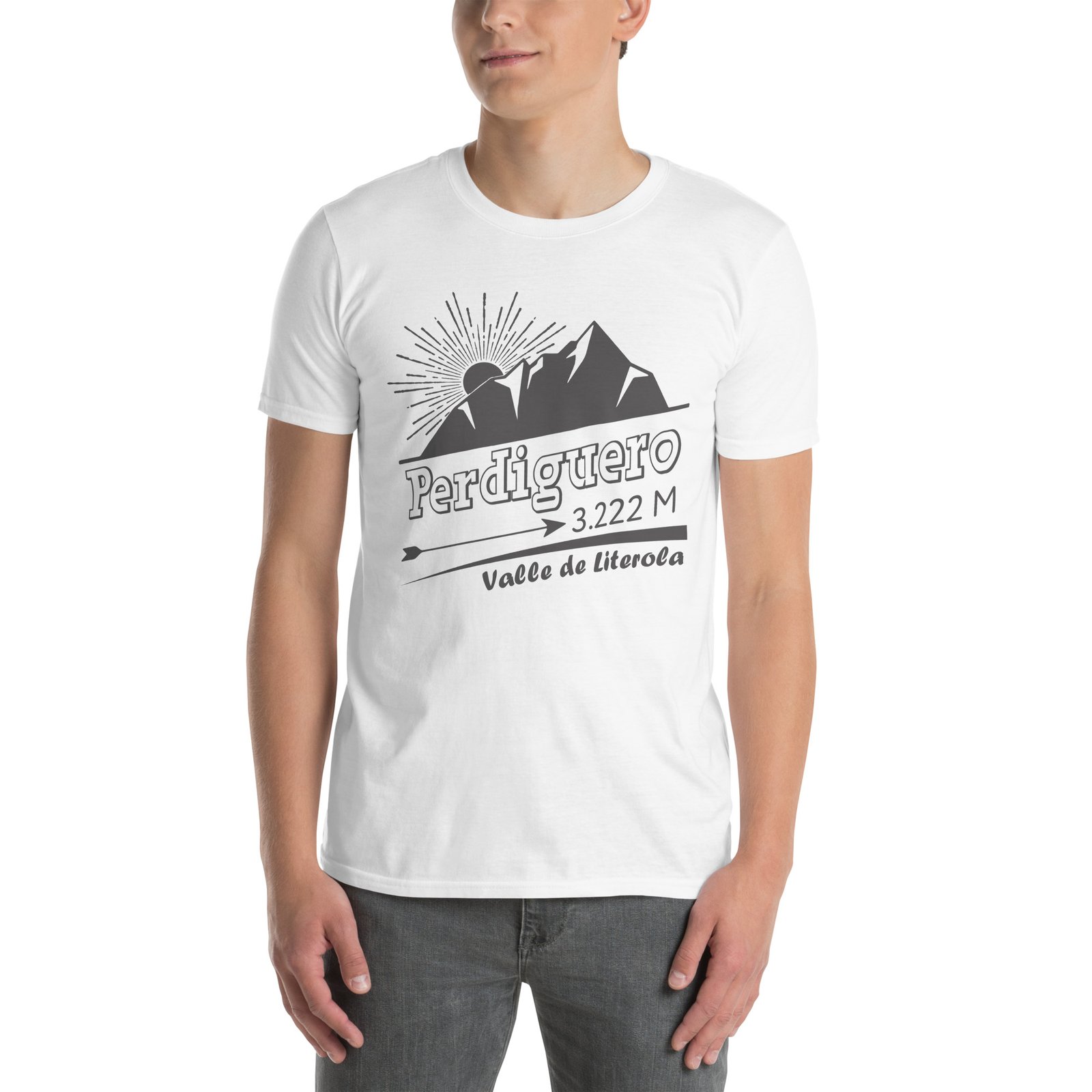 Camiseta blanca de manga corta para hombre con diseño de montaña "PICO PERDIGUERO" sobre fondo blanco.