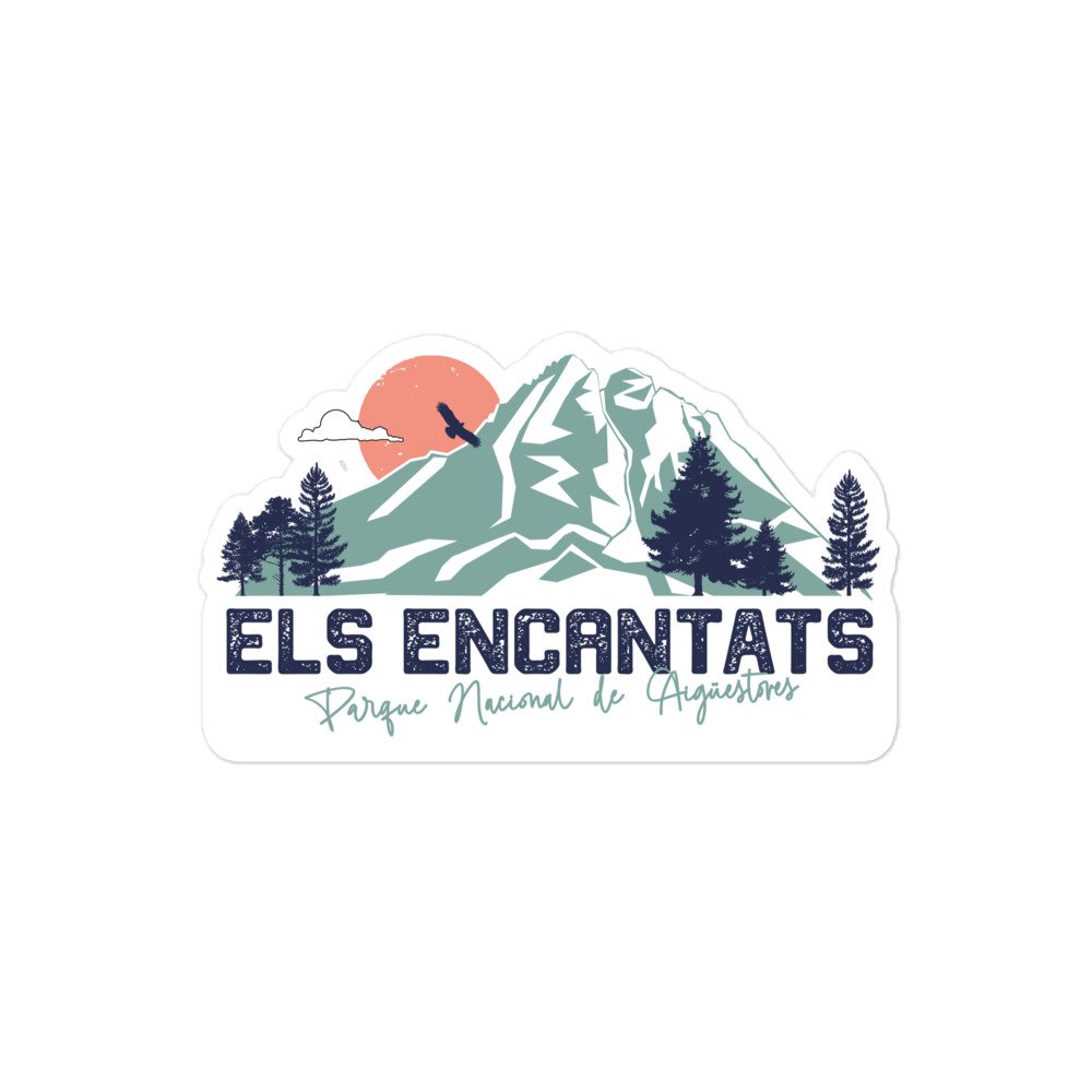 Pegatina vinilo "PICO ELS ENCANTATS". Diseño con ilustración del estany de Sant Maurici y picos del Pirineo. Fondo blanco.