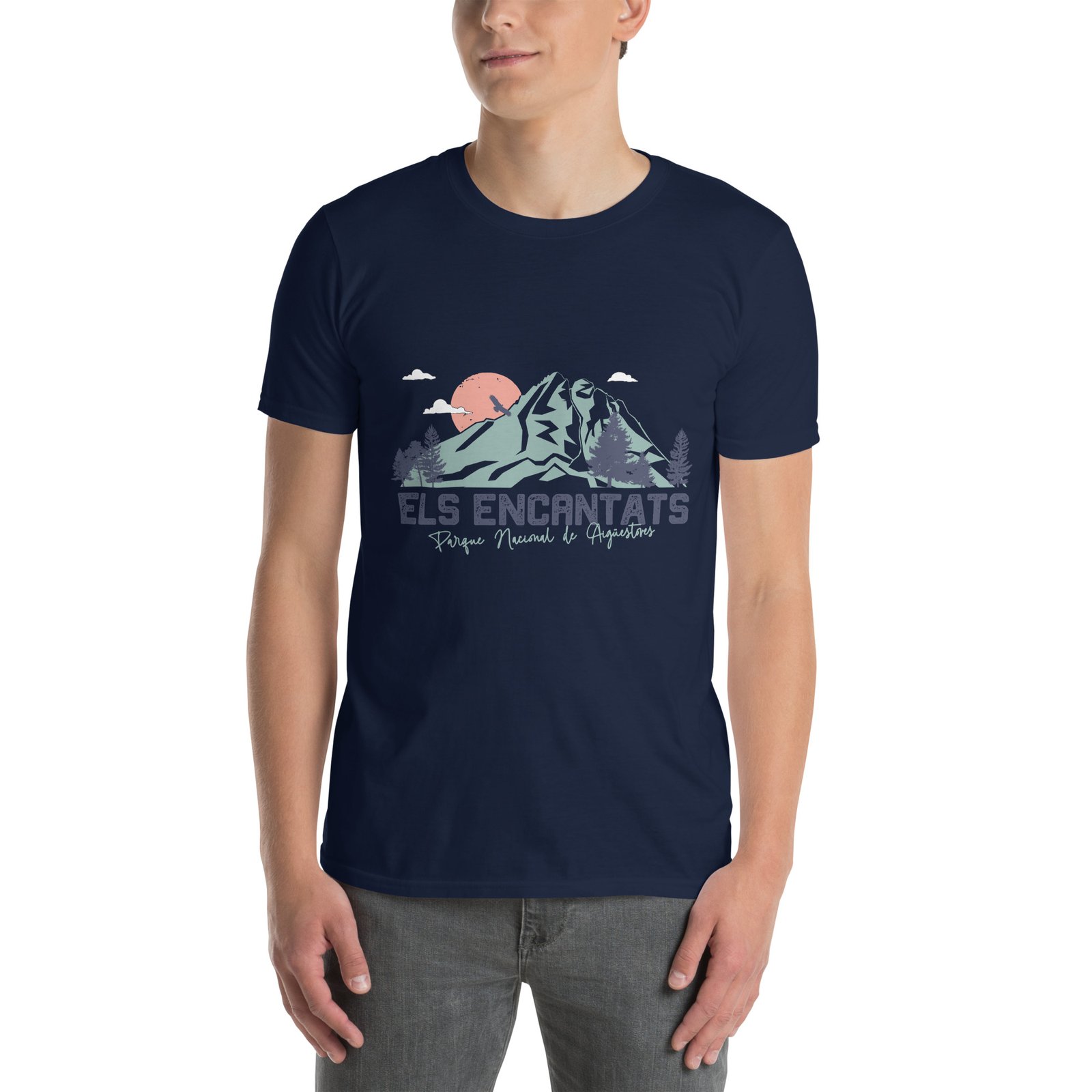Camiseta azul marino hombre Pico Els Encantats, ilustración picos y Estany Sant Maurici.