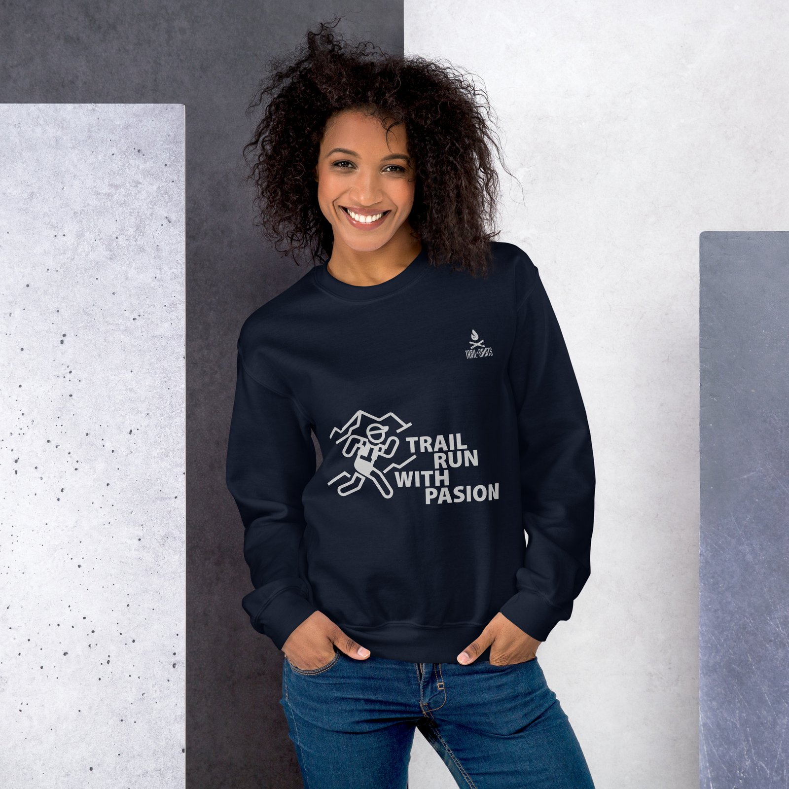 Sudadera mujer azul marino con el diseño “Trail Run With Pasion” y un icono de corredora.