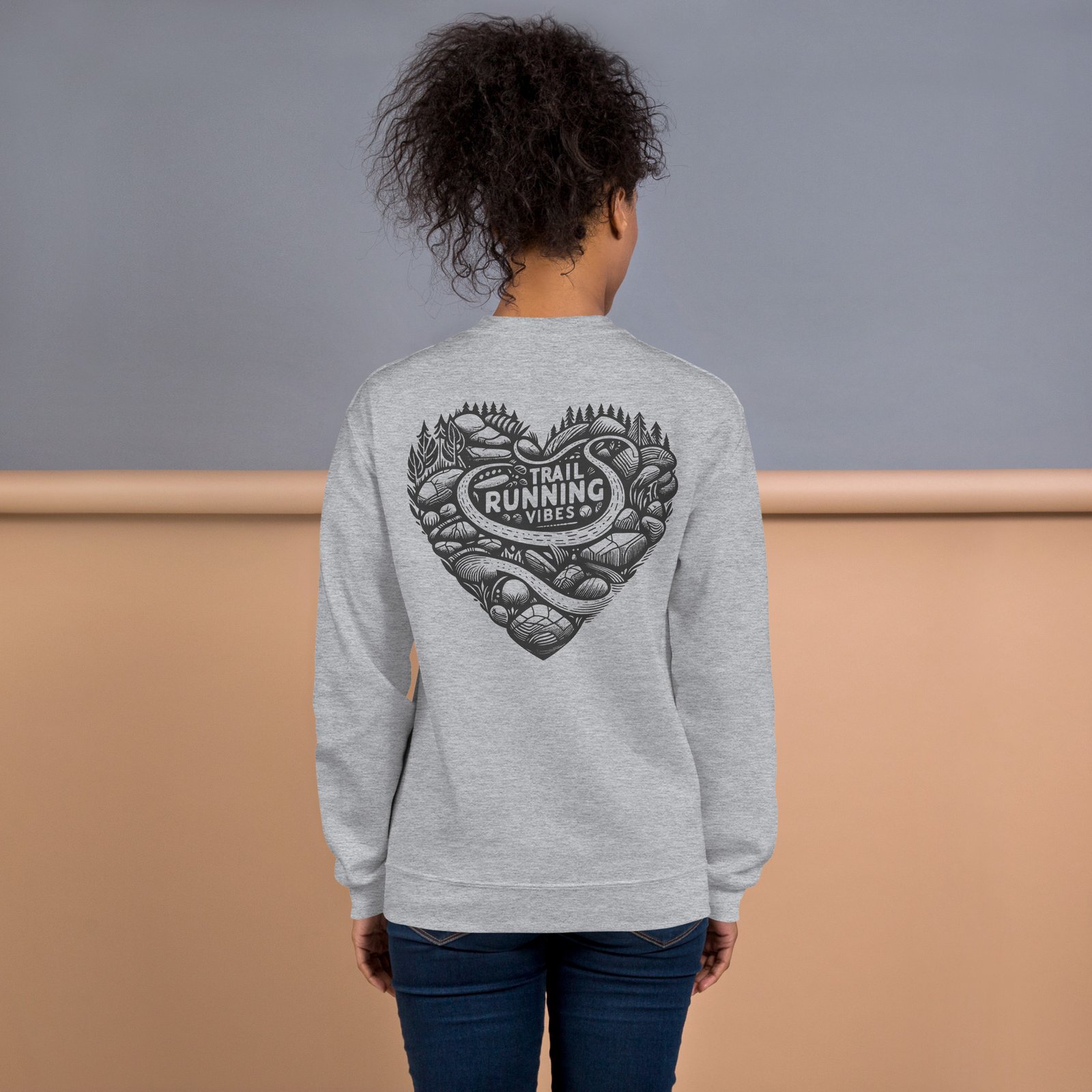 Sudadera gris claro para mujer con diseño de corazón y lema "Trail Running Vibes".