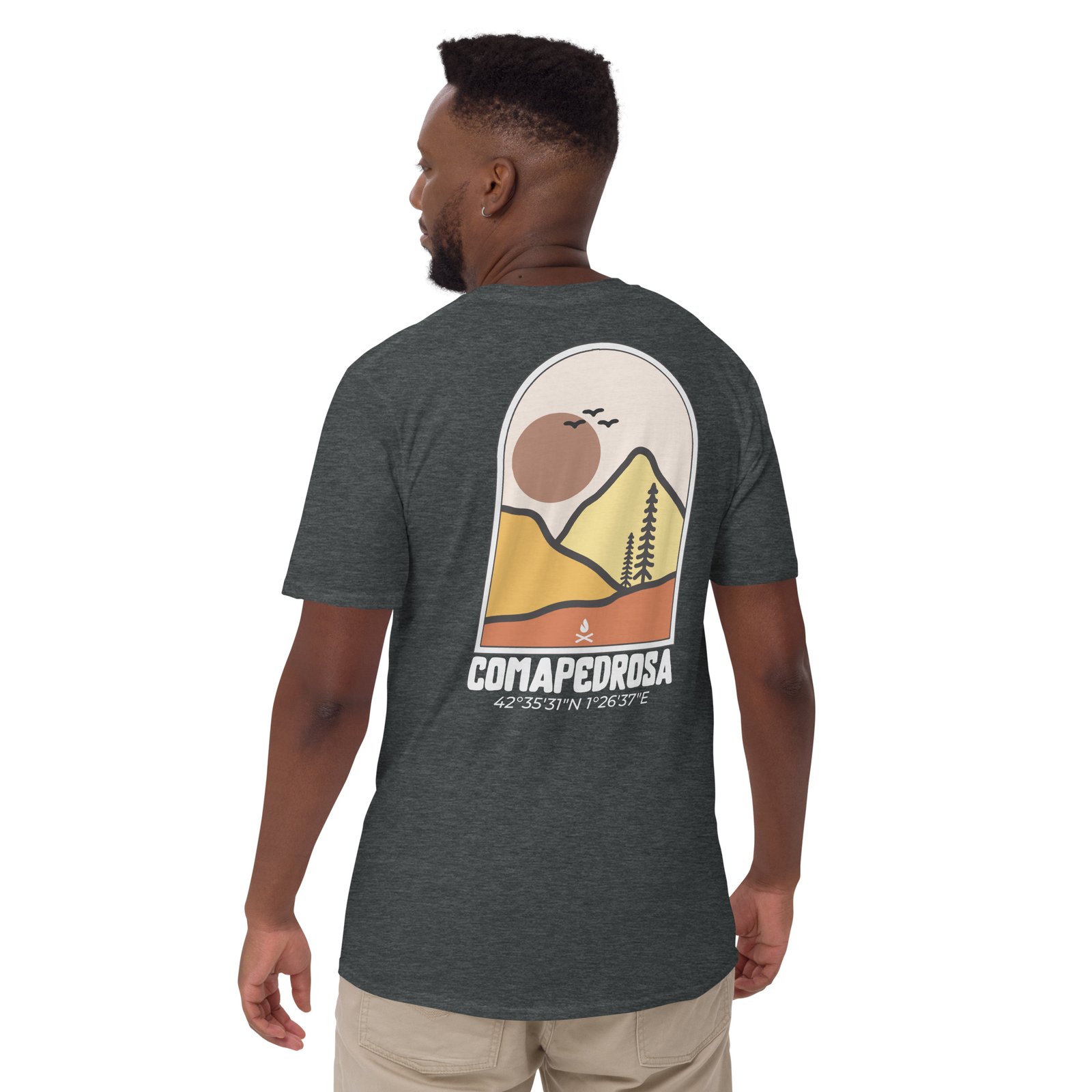 Camiseta gris oscuro hombre COMAPEDROSA con diseño del pico más alto de Andorra.