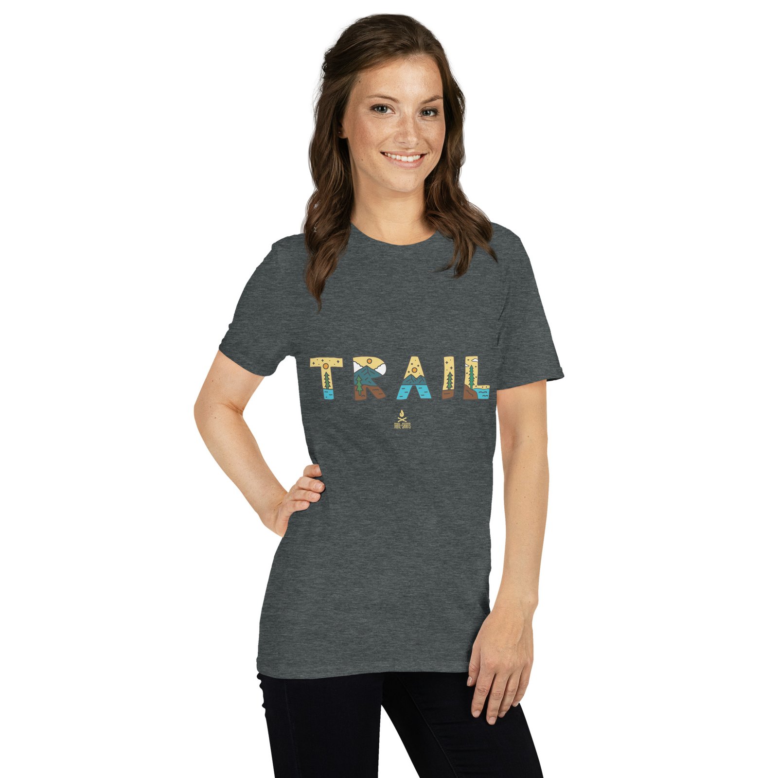 Camiseta de mujer gris oscuro con la palabra TRAIL en letras coloridas y patrones de naturaleza.