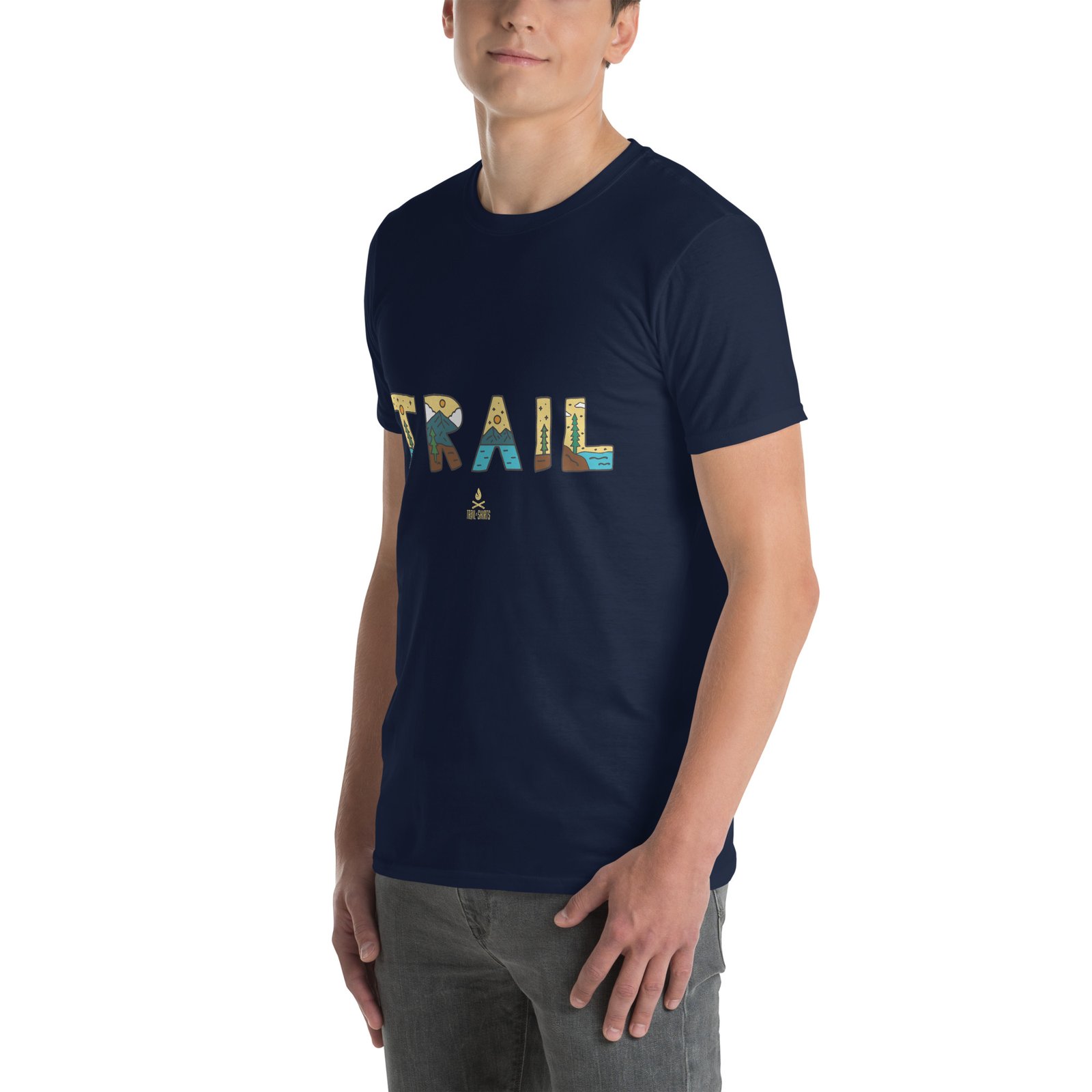 Camiseta de hombre azul marino con la palabra TRAIL en letras coloridas y patrones de naturaleza.