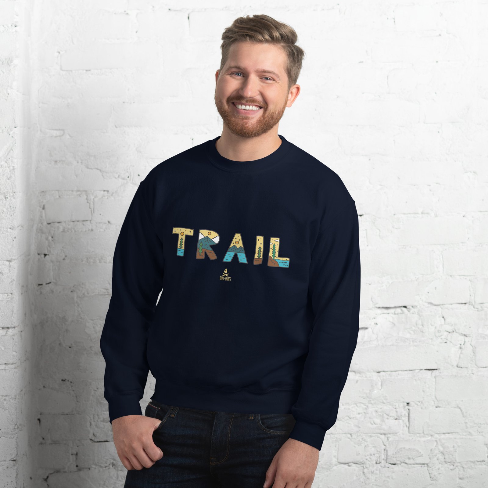 Sudadera unisex azul marino para hombre con diseño ‘TRAIL’ y patrones de naturaleza.