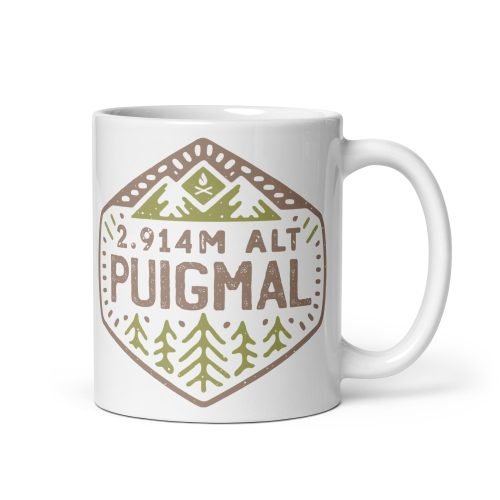 Taza blanca con diseño Puigmal vista desde la derecha, emblema de montañas y árboles.