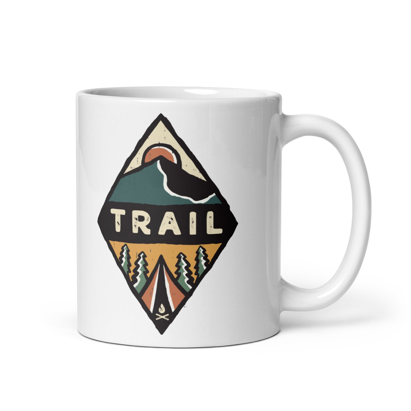 Taza blanca Trail Vintage vista lateral derecha mostrando diseño de diamante con montaña, sol y campamento sobre fondo blanco