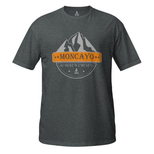 Camiseta gris oscuro con diseño MONCAYO, coordenadas y logo Trail-Shirts en fondo blanco.