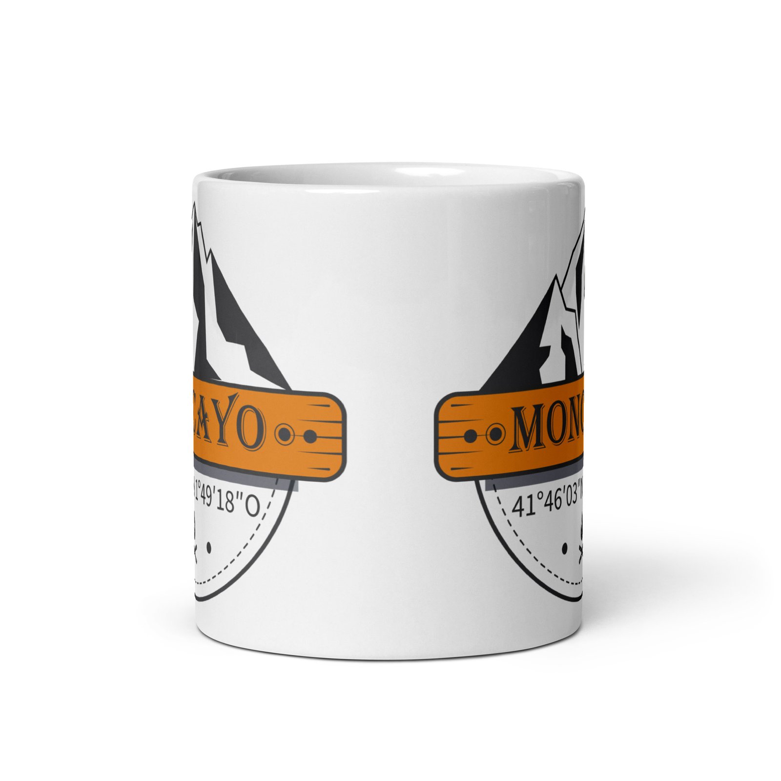 Taza Moncayo vista frontal, diseño completo con Pico Moncayo, nombre en naranja, coordenadas y logo Trail-Shirts