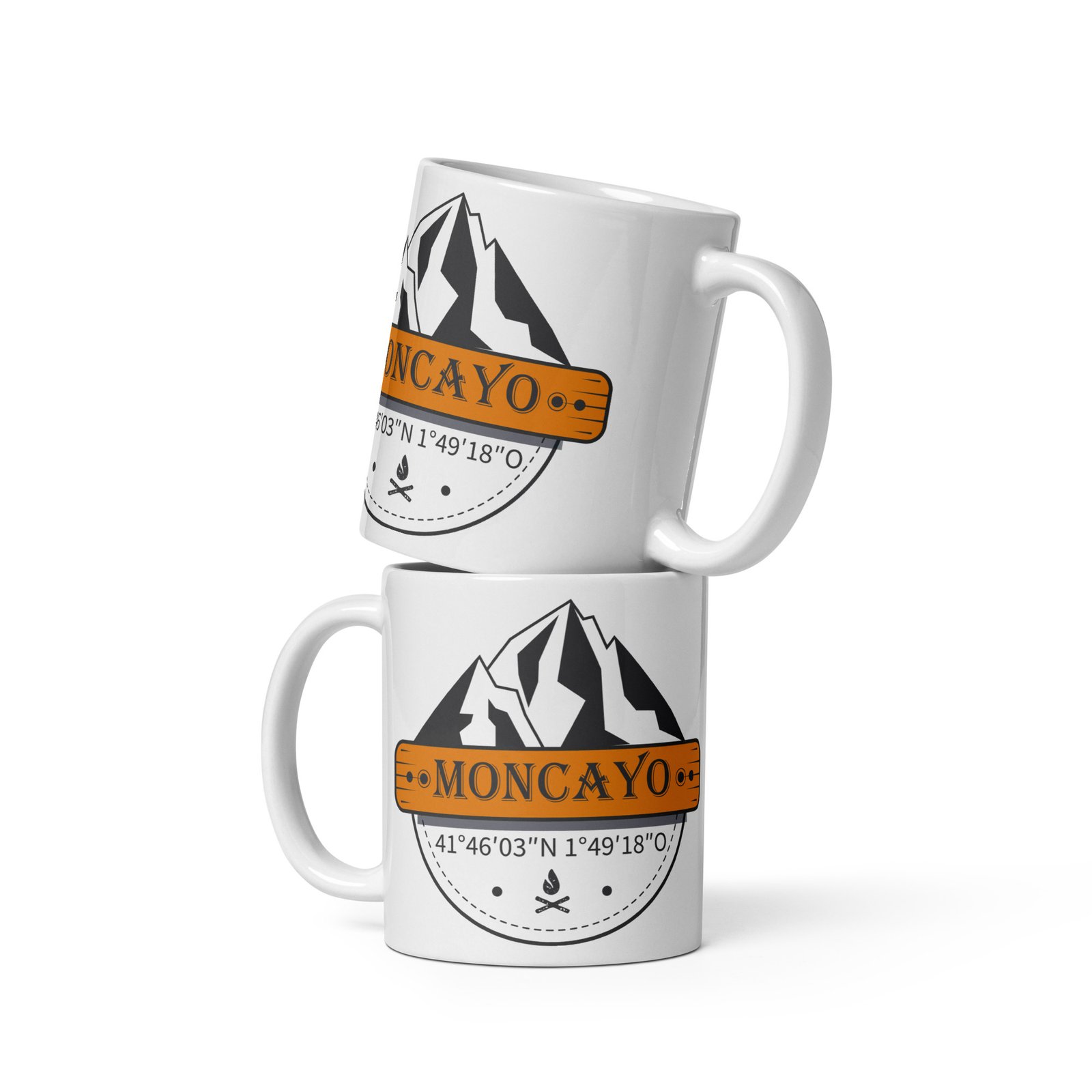 Dos tazas Moncayo apiladas, diseño montañero visible, cerámica blanca con detalles naranjas y logo Trail-Shirts