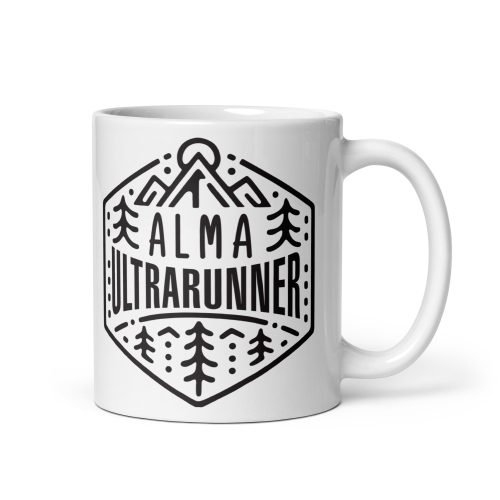Vista derecha de taza de cerámica con diseño Alma Ultra-Runner inspirado en corredores de ultradistancia.