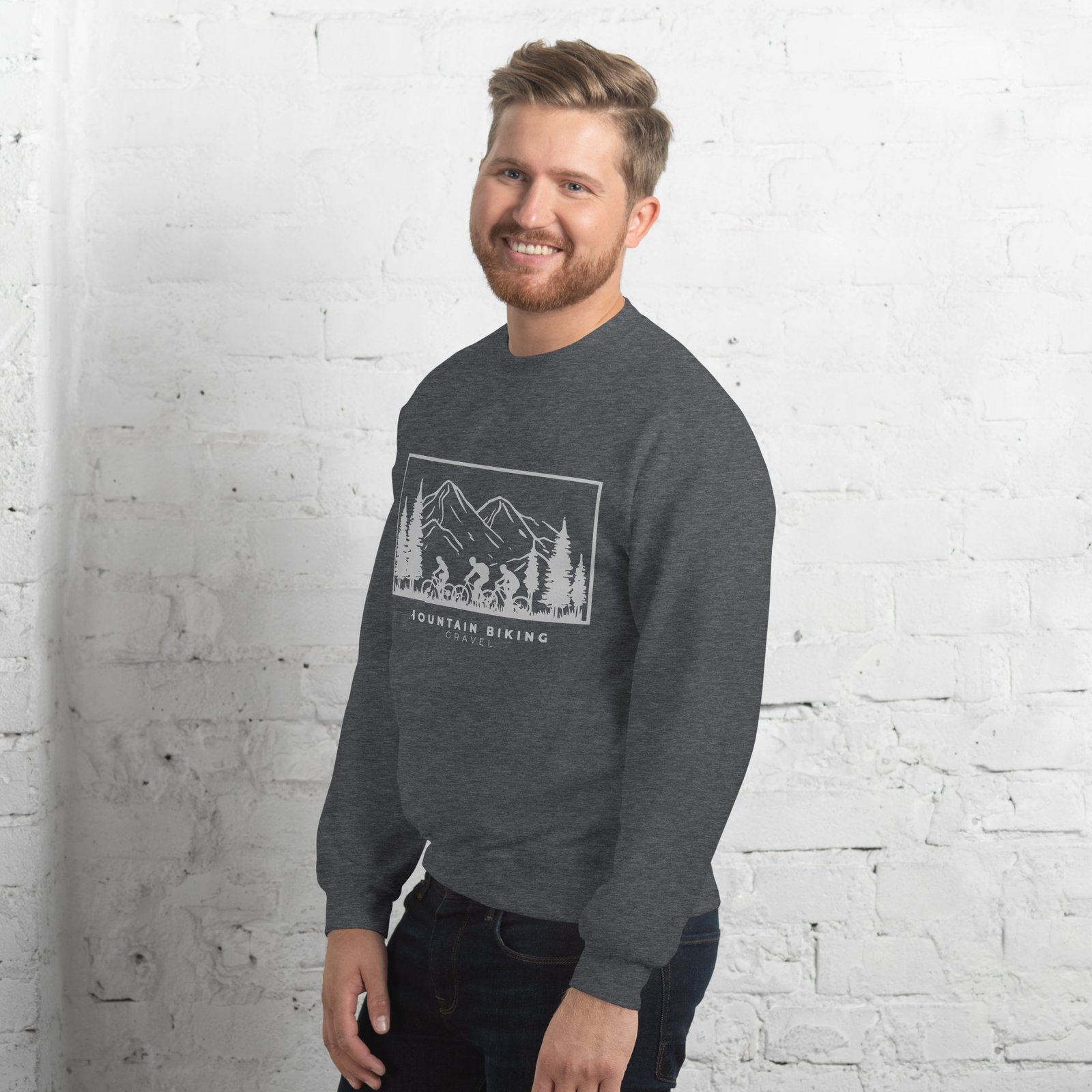 Sudadera gris oscuro para hombre con diseño de ciclistas y paisajes de montaña.