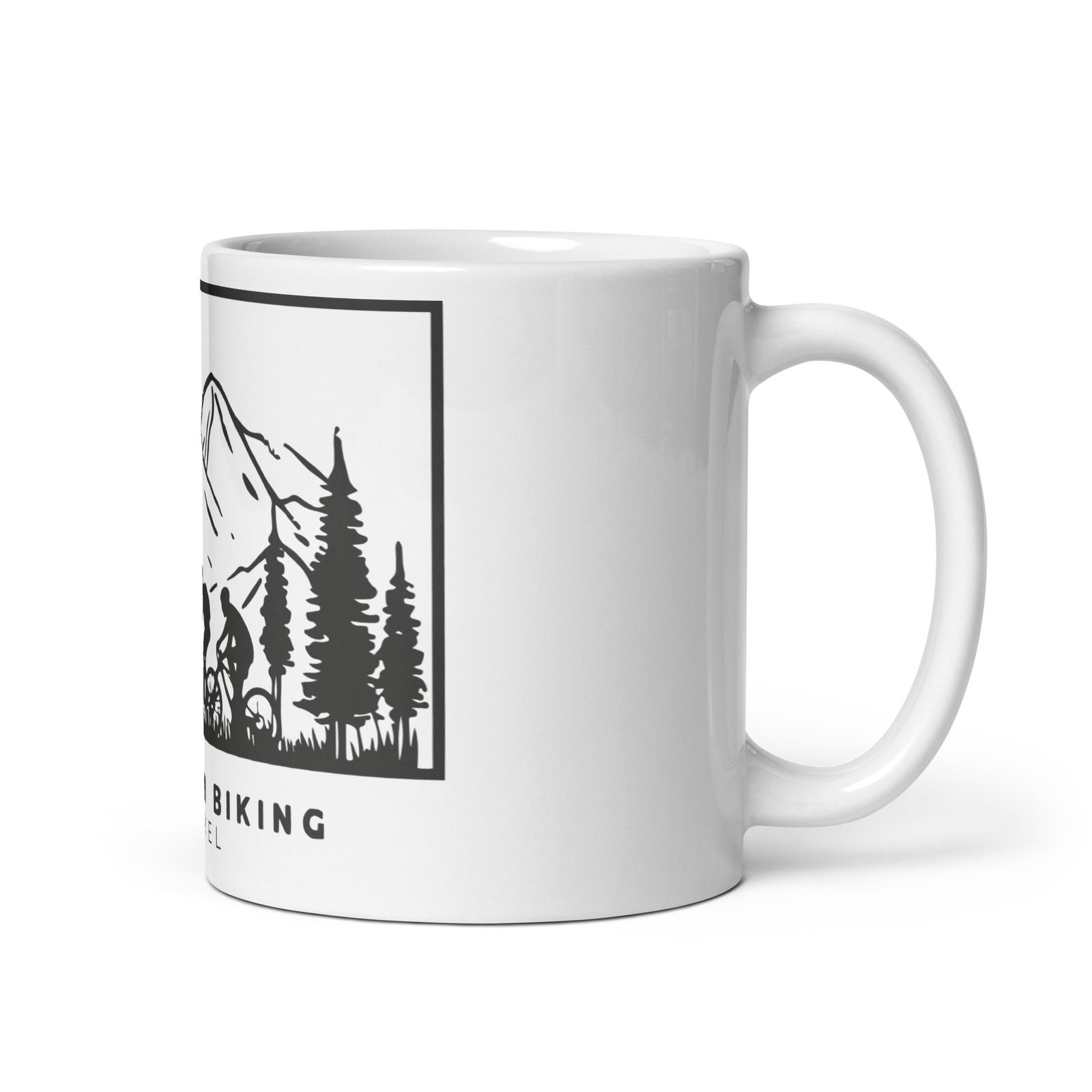 Vista lateral derecha de la taza Mountain Biking Gravel con diseño de ciclistas, montañas y árboles, sobre fondo blanco.