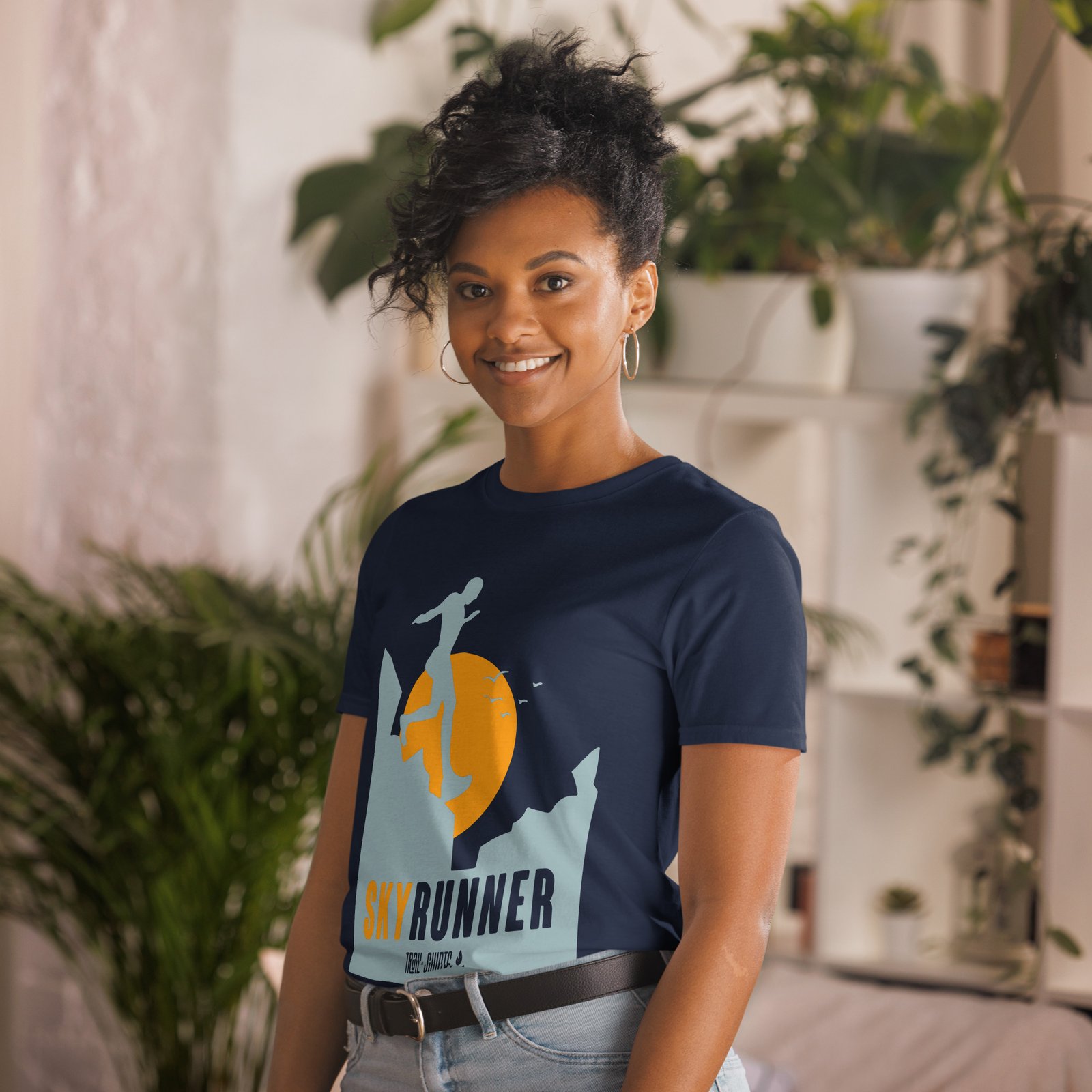 Camiseta SkyRunner azul marino para mujer con ilustración de corredor de montaña sobre fondo blanco.