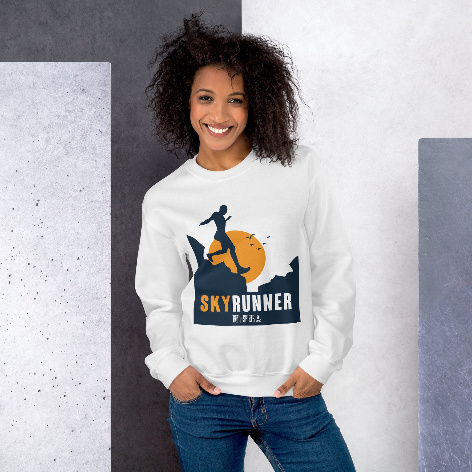 Sudadera blanca para mujer con diseño SkyRunner, ilustración de corredor de montaña y texto en grande.