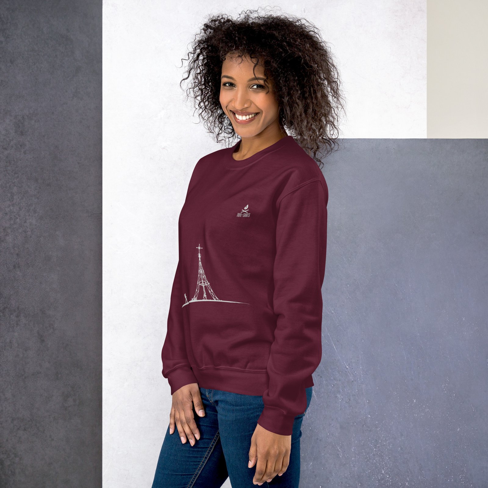Sudadera granate para mujer con diseño del Monte Gorbeia sobre fondo blanco