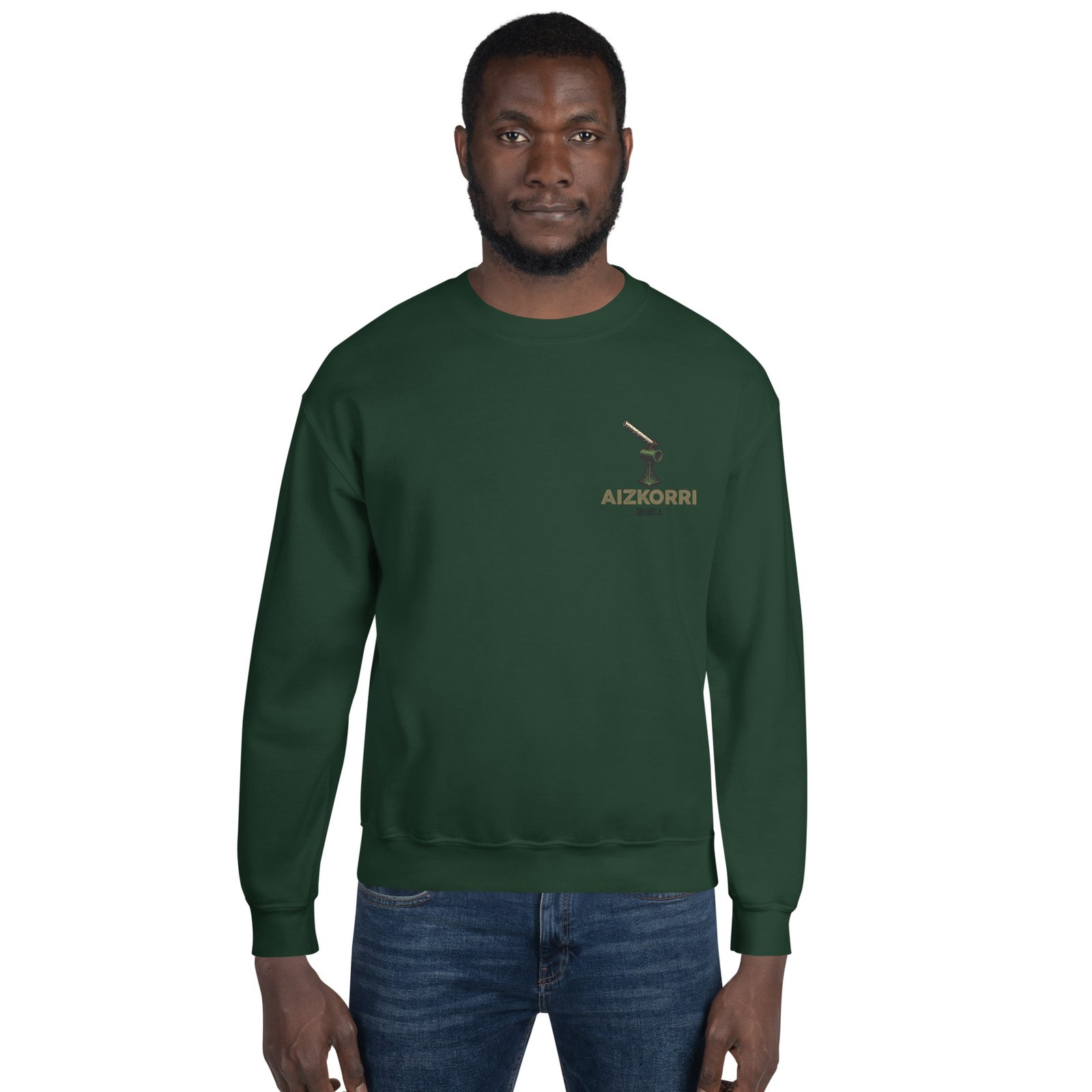 Sudadera Aizkorri de hombre en verde bosque con diseño de montaña en la espalda, sobre fondo blanco.