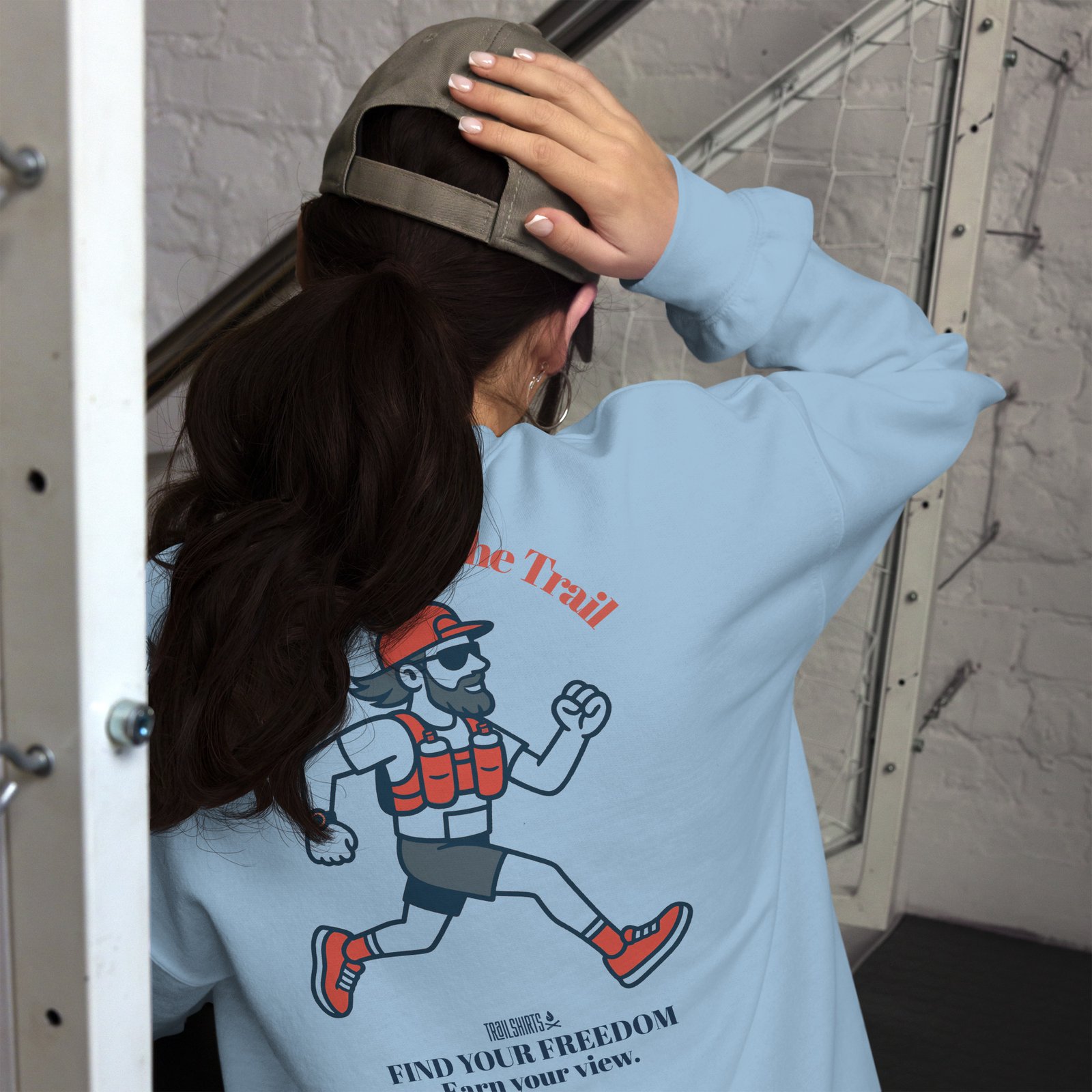 Sudadera para mujer azul claro con el diseño de "Follow me on the Trail" y un corredor en la espalda.