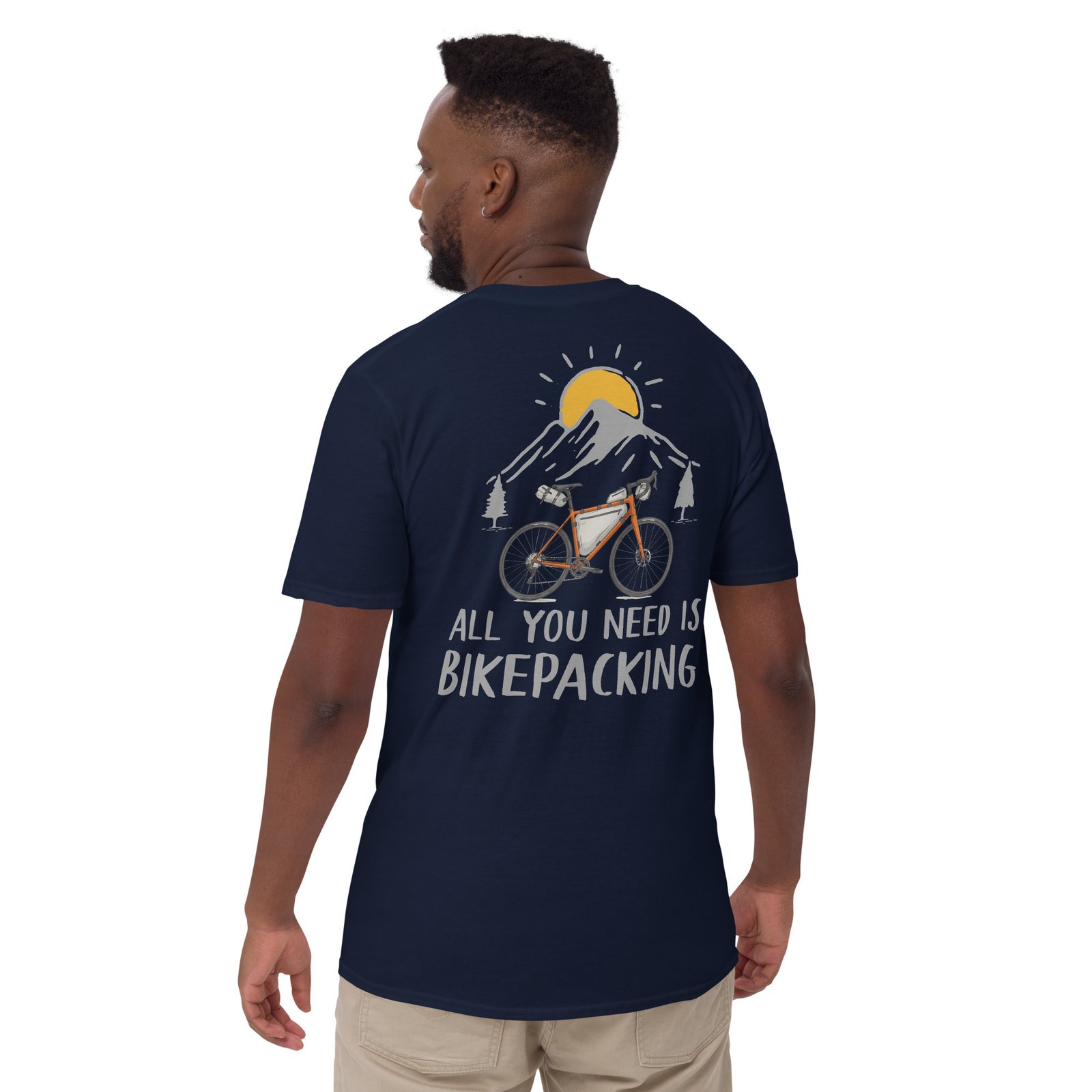 Camiseta azul marino hombre All You Need Is Bikepackin diseño bicicleta montañas corte masculino