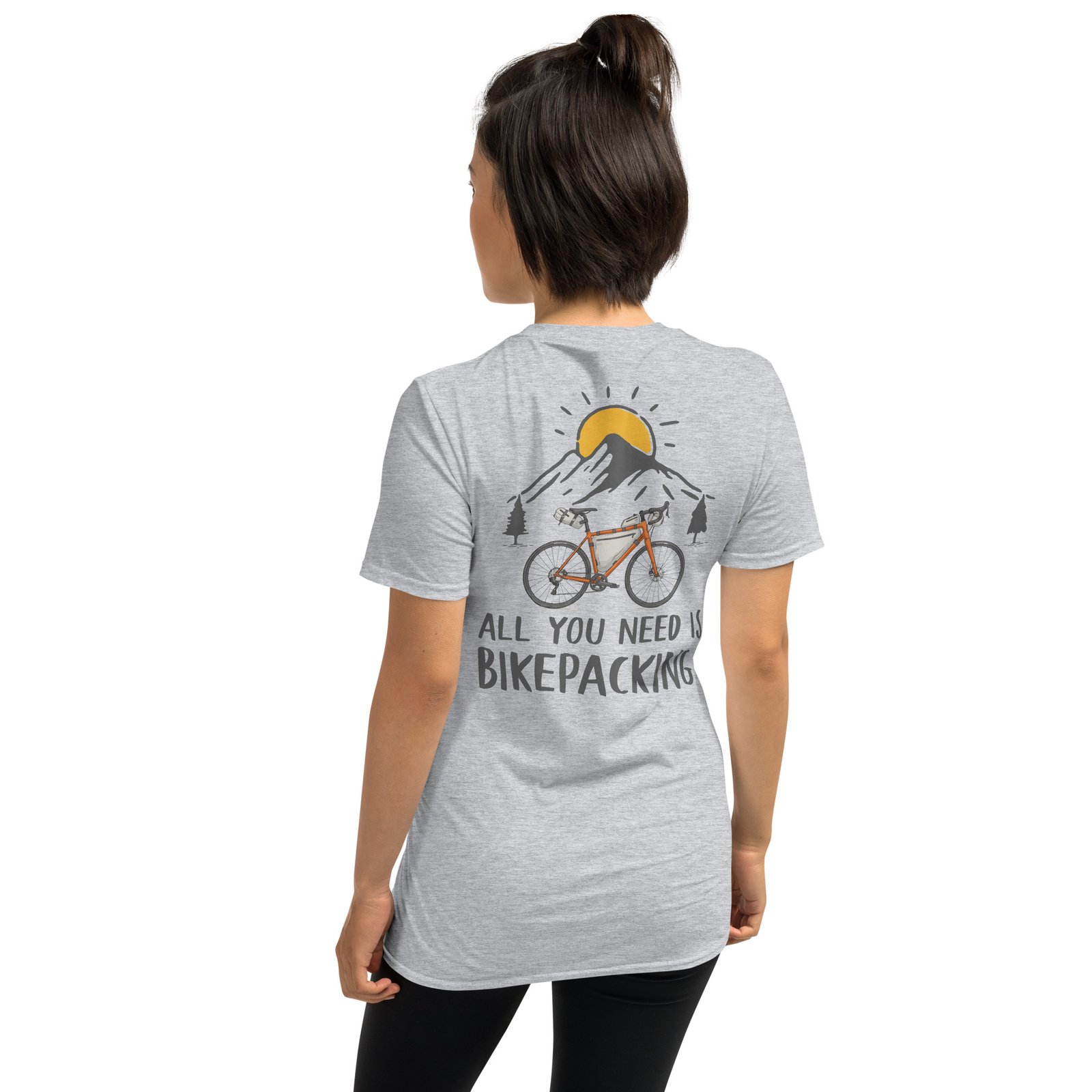 Camiseta gris claro mujer All You Need Is Bikepackin diseño bicicleta montañas corte femenino