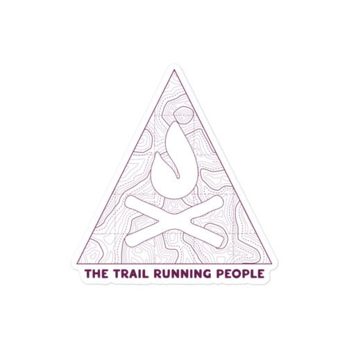Pegatina triangular con diseño topográfico y llama central para amantes del trail running
