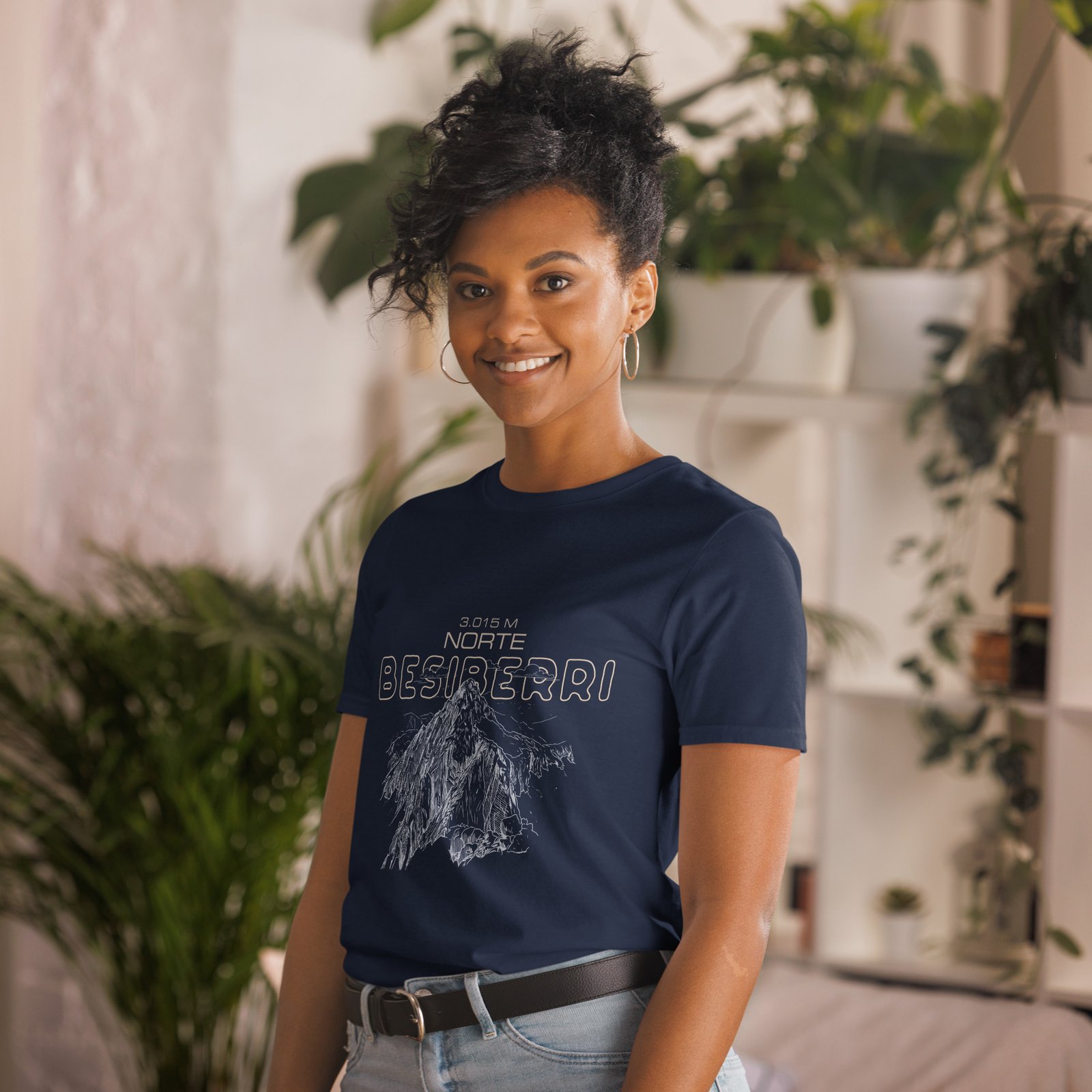 Mujer con camiseta azul Besiberri en interior con plantas