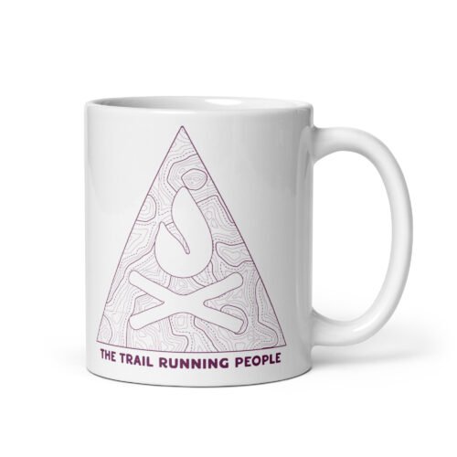 Taza lateral con diseño de fogata y texto 'The Trail Running People'