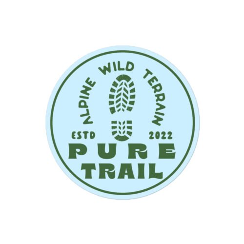 Logo redondo de senderismo 'Pure Trail' con bota y texto verde.