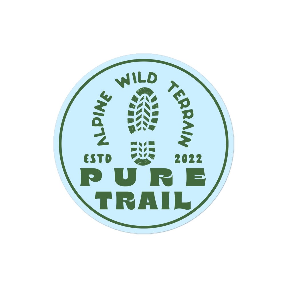 Logo redondo de senderismo 'Pure Trail' con bota y texto verde.