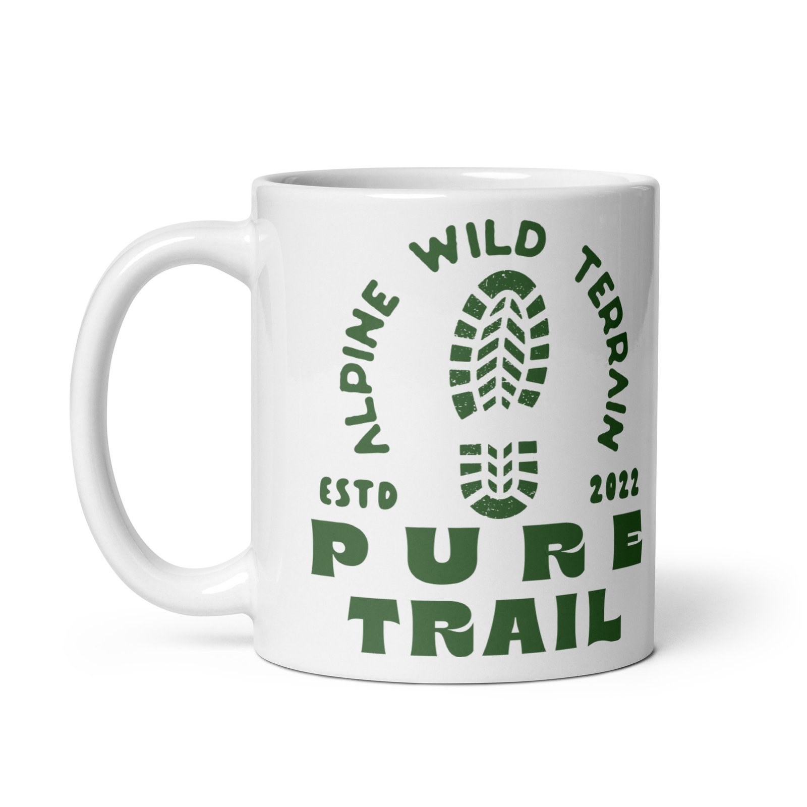 Taza blanca con diseño de bota y texto Pure Trail en verde.