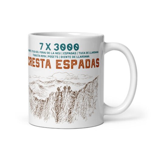 Taza cerámica con diseño Cresta Espadas y montañistas en el paisaje.